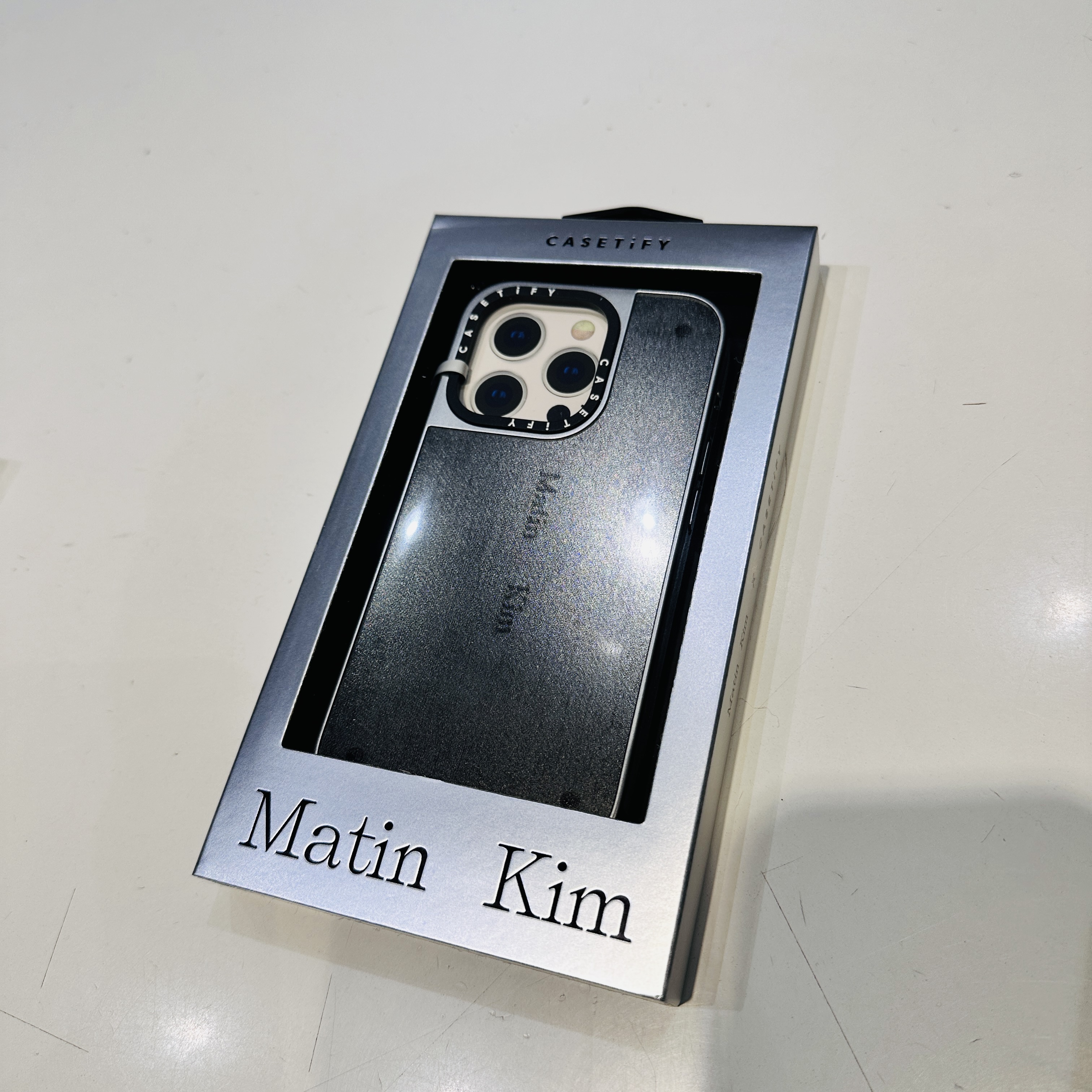 Casetify x Matin Kim iPhone Signature Magsafe Mirror Case Silver 착용 스타일 - 2