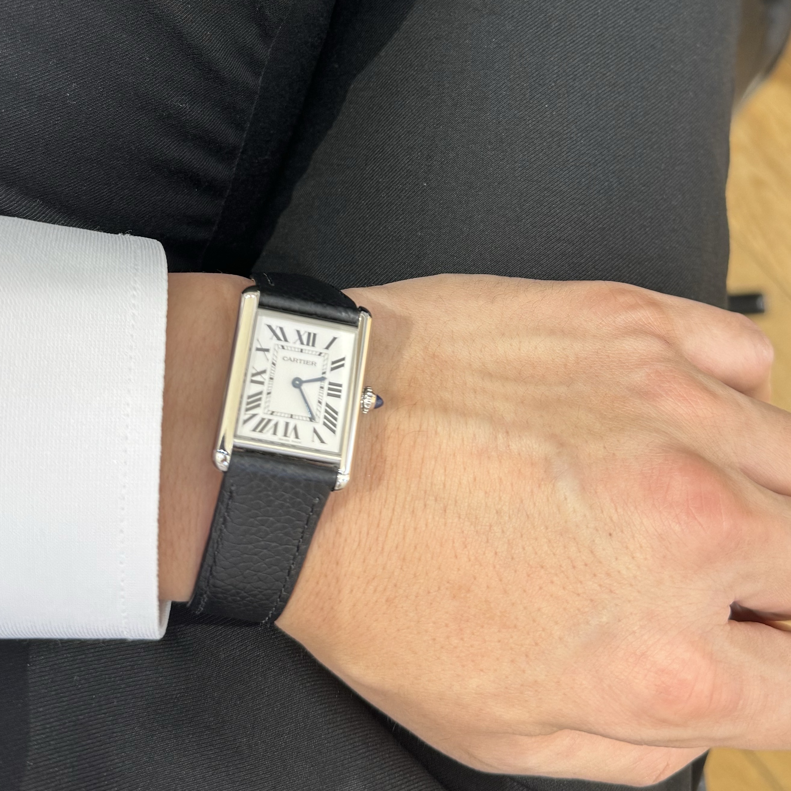 Cartier Tank Must Watch Large Quartz Steel Calfskin Black 착용 스타일 - 1