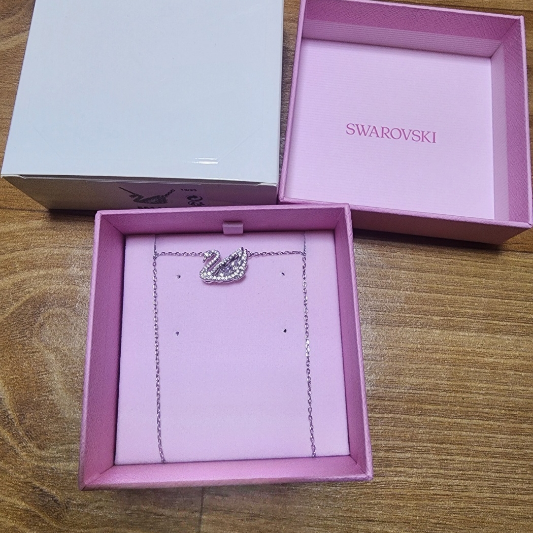 (W) Swarovski Dancing Swan Necklace White Rhodium Plated 착용 스타일