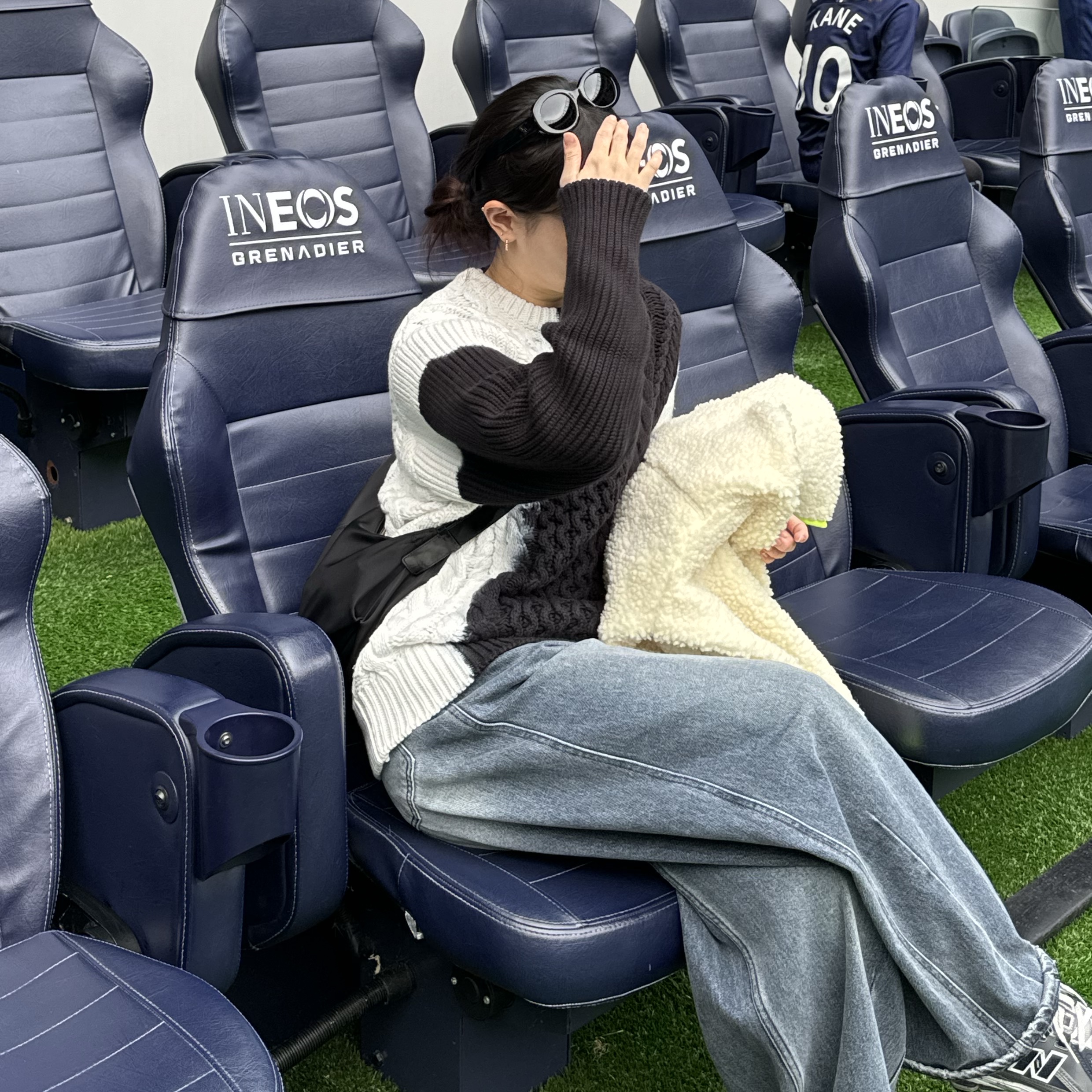 Stussy Tie Dye Fisherman Sweater Black, (W) Celine Triomphe 01 Sunglasses in Acetate Black Black 착용 스타일 - 3