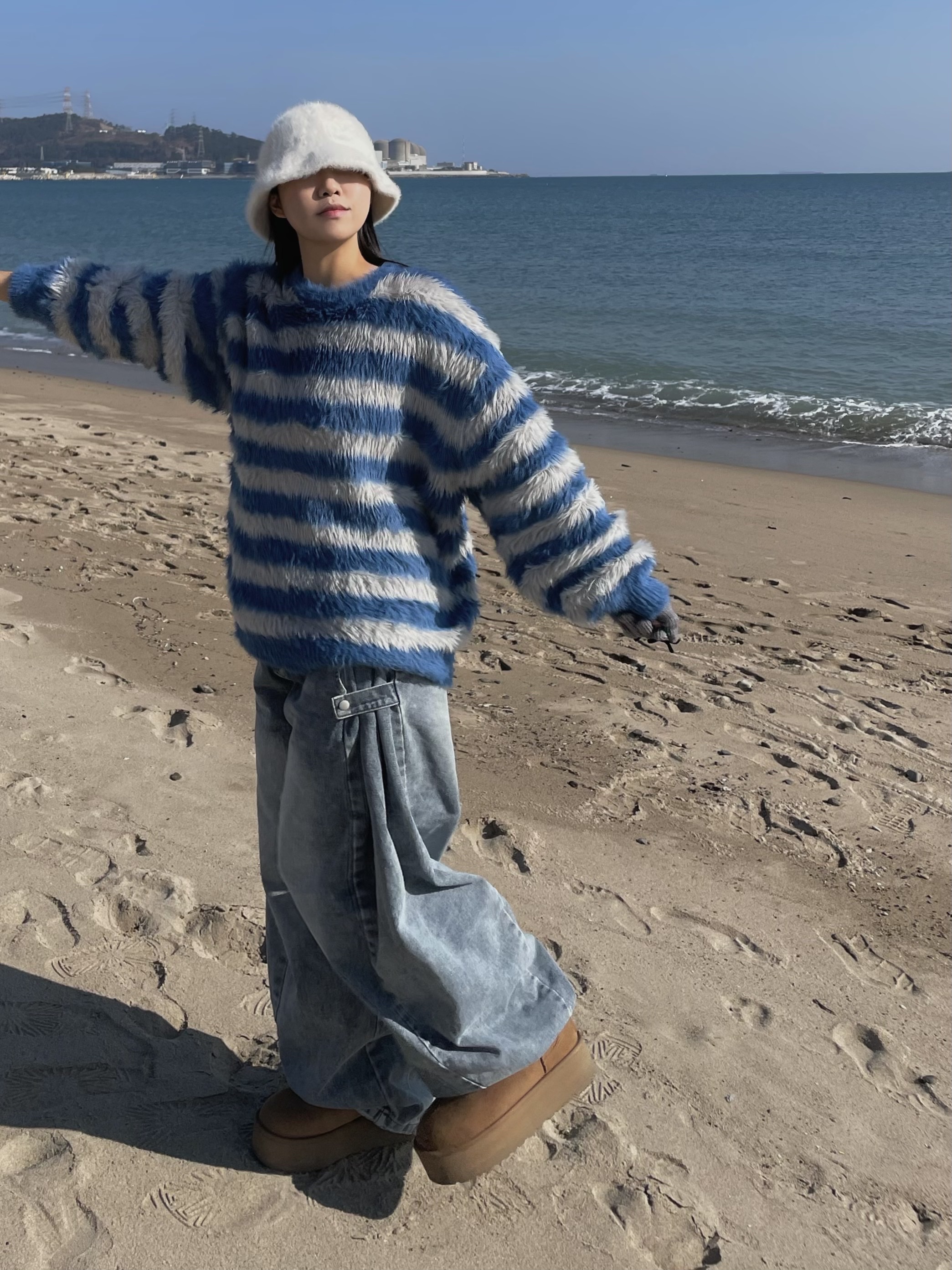 (W) UGG Classic Ultra Mini Platform Boots Chestnut, COS Quilted Oversized Shoulder Bag Off White Light Beige 착용 스타일 - 3