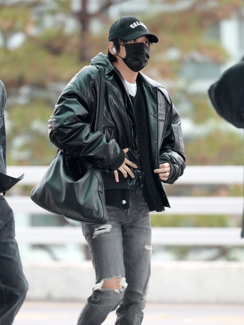 Celine Baseball Cap in Corduroy Black 착용 스타일