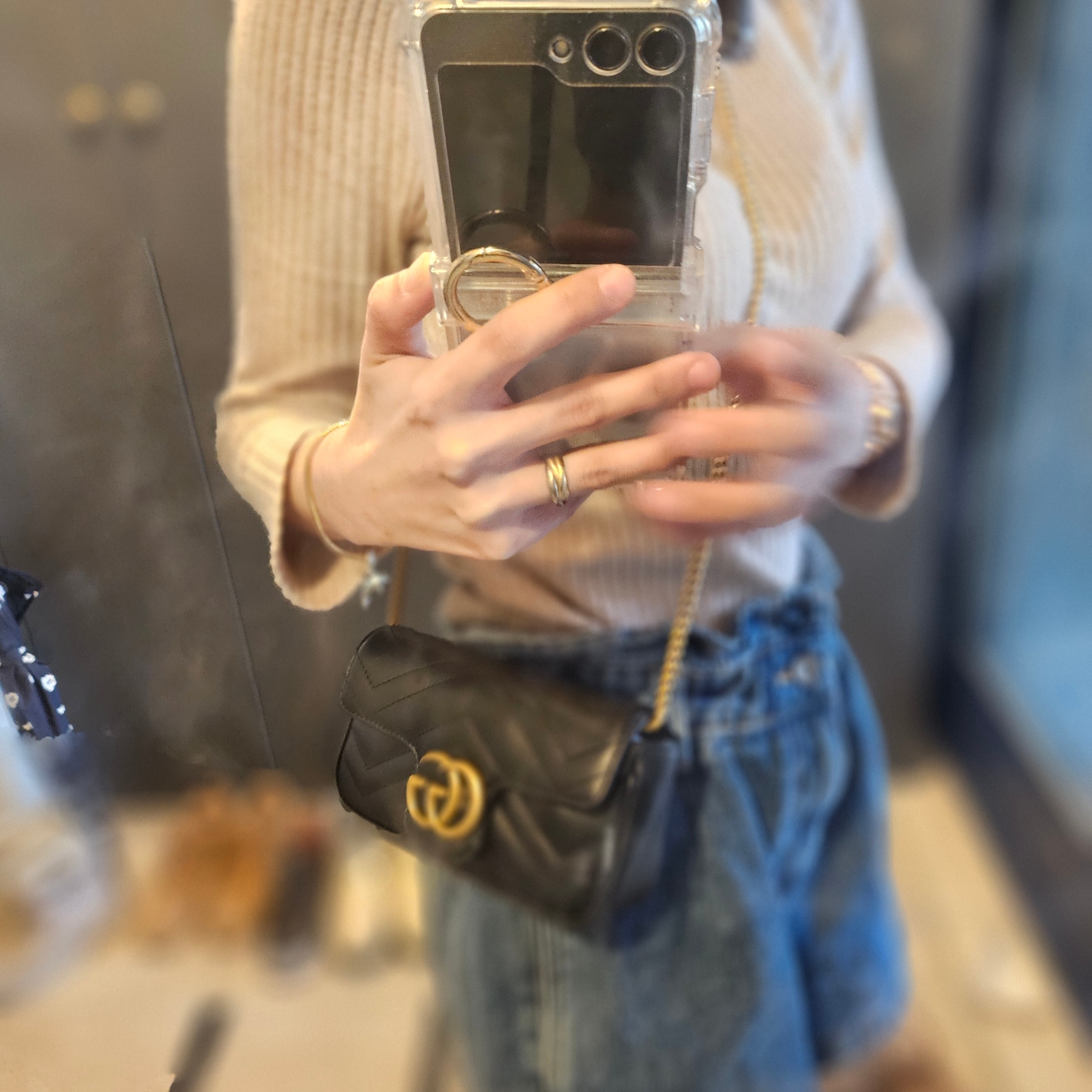 Gucci GG Marmont Matelasse Leather Super Mini Bag Black 착용 스타일 - 1