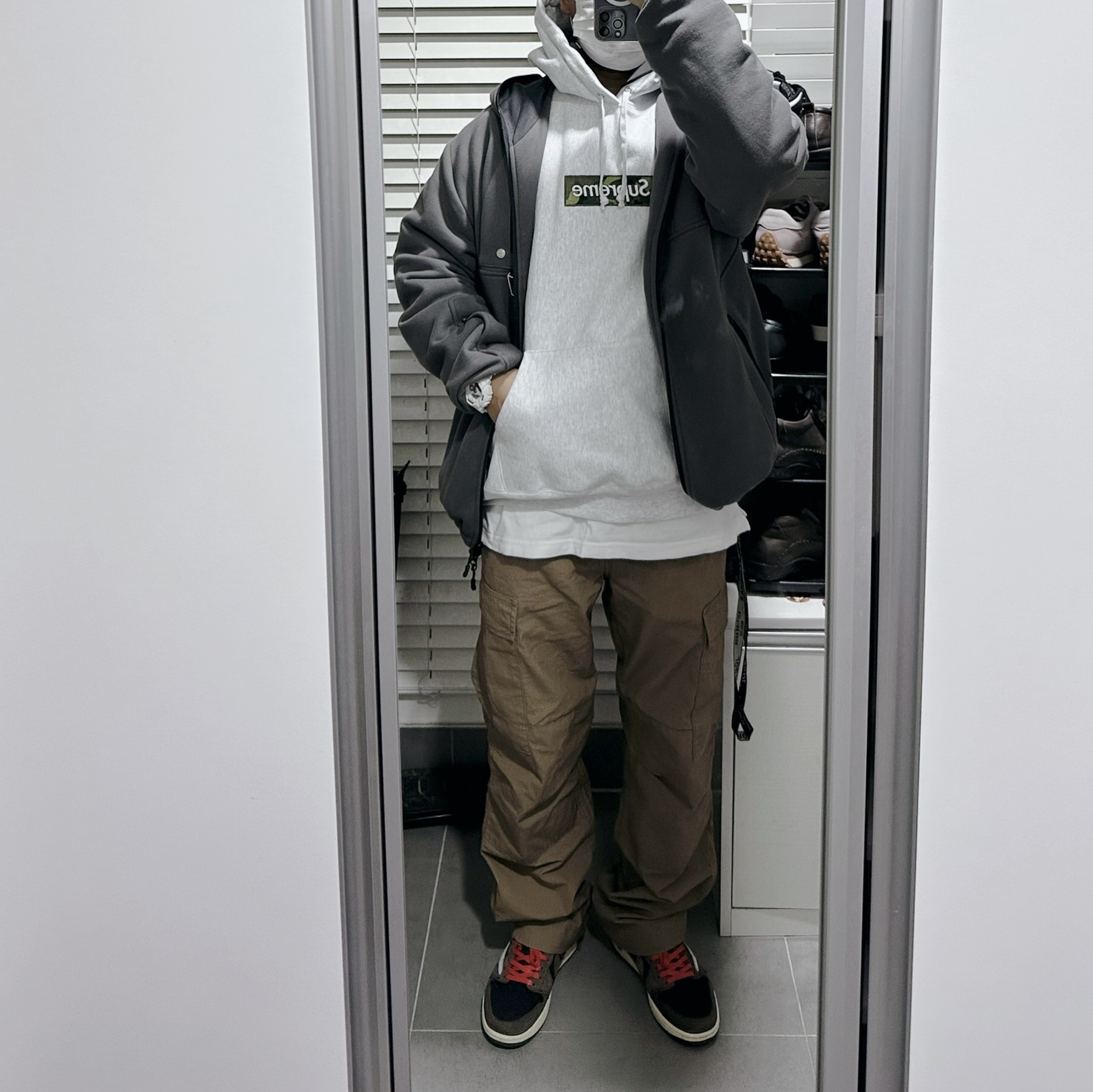 Supreme Box Logo Hooded Sweatshirt Ash Grey - 23FW, Jordan 1 x Travis Scott Retro Low OG SP Mocha 착용 스타일 - 1