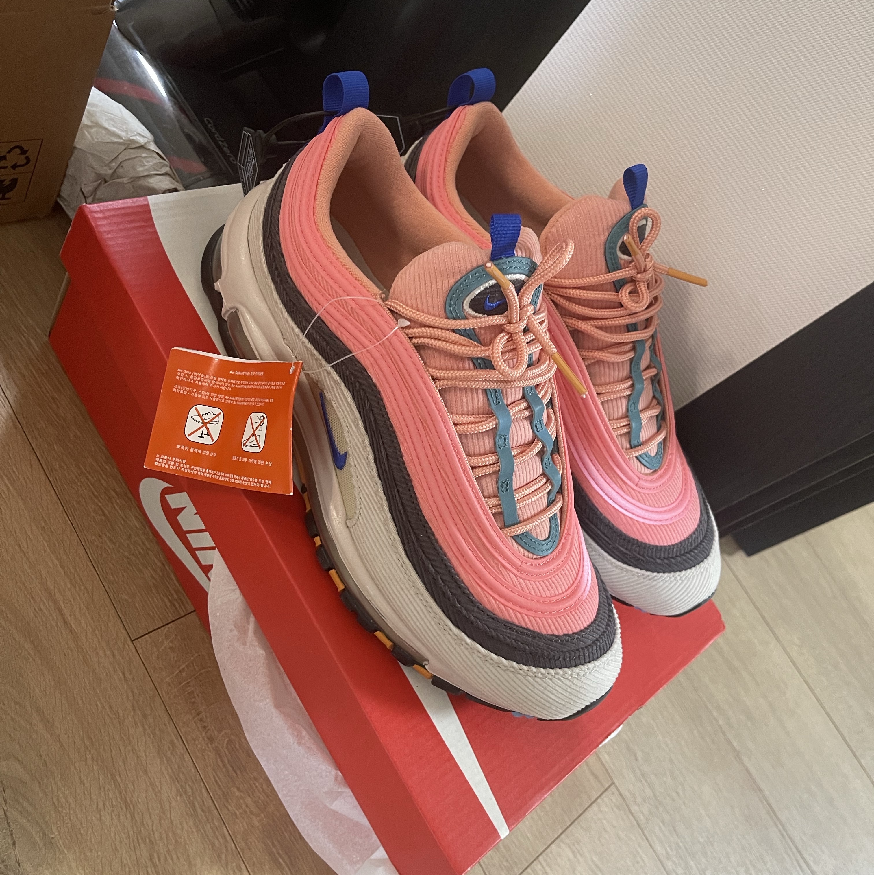 Nike Air Max 97 Corduroy Desert Sand 착용 스타일
