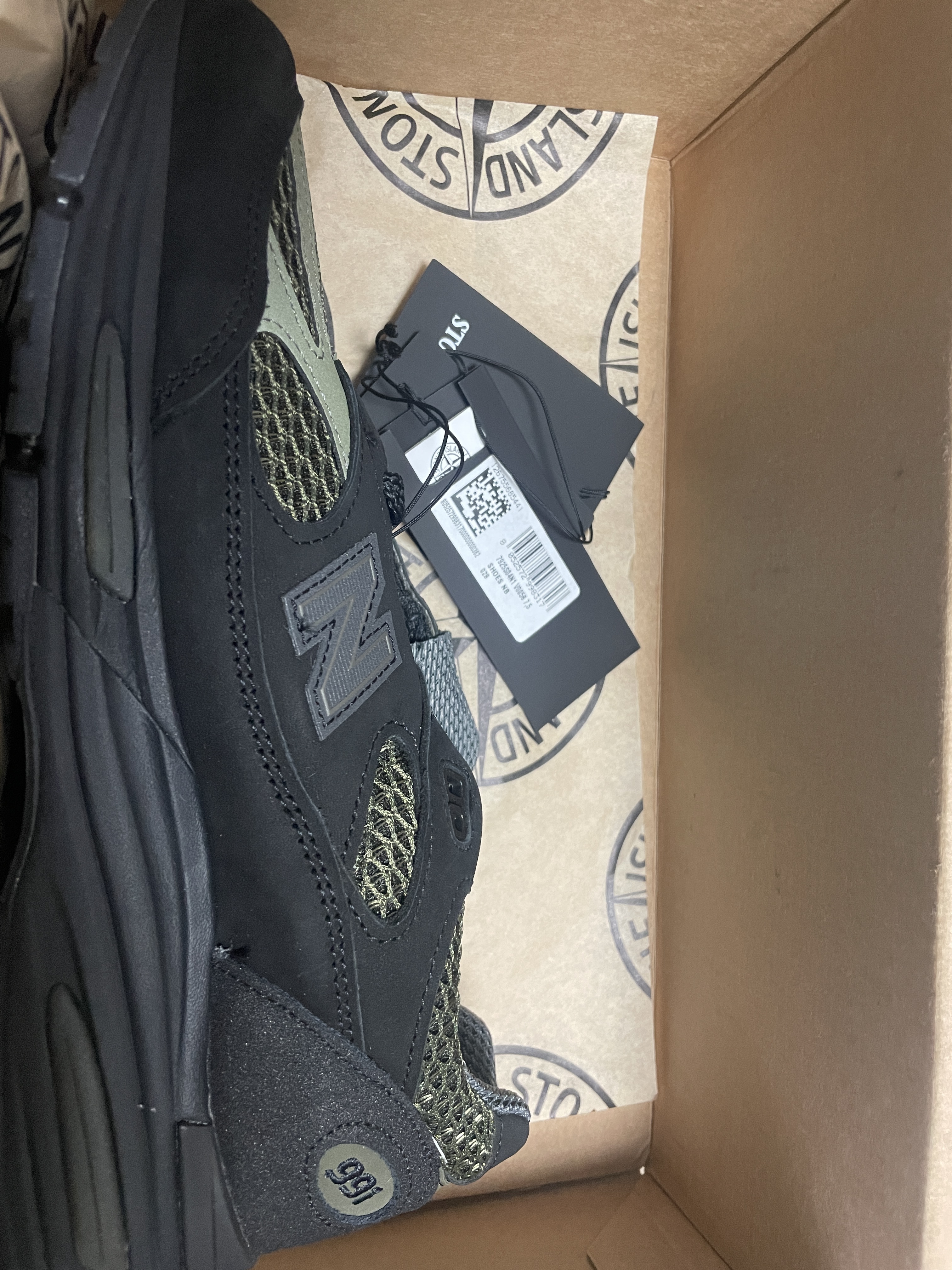 New Balance x Stone Island 991v2 Made in UK Black Olive Night 착용 스타일 - 2