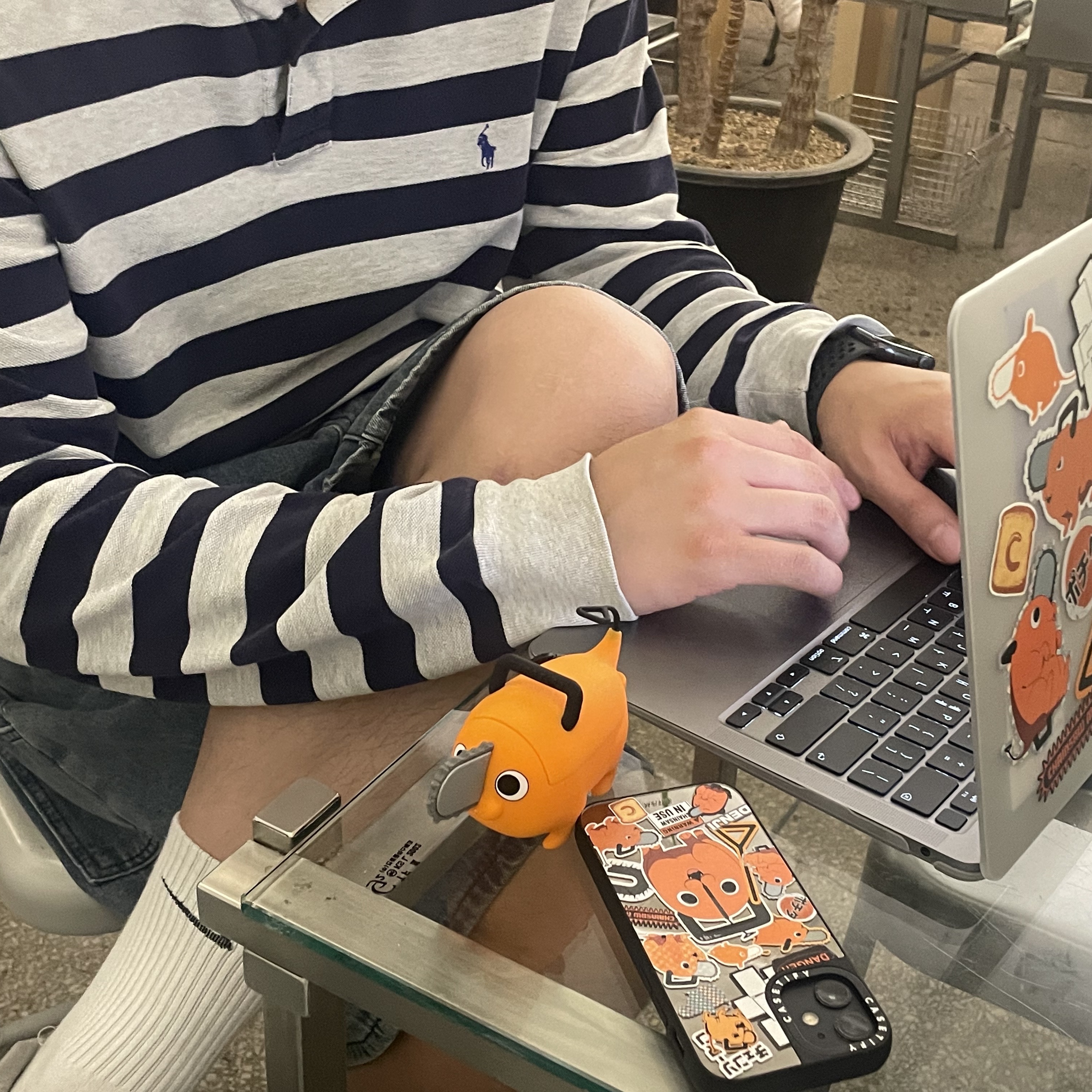 Casetify x Chainsaw Man Pochita Collectible AirPods Pro 1st/2nd Gen Case 착용 스타일