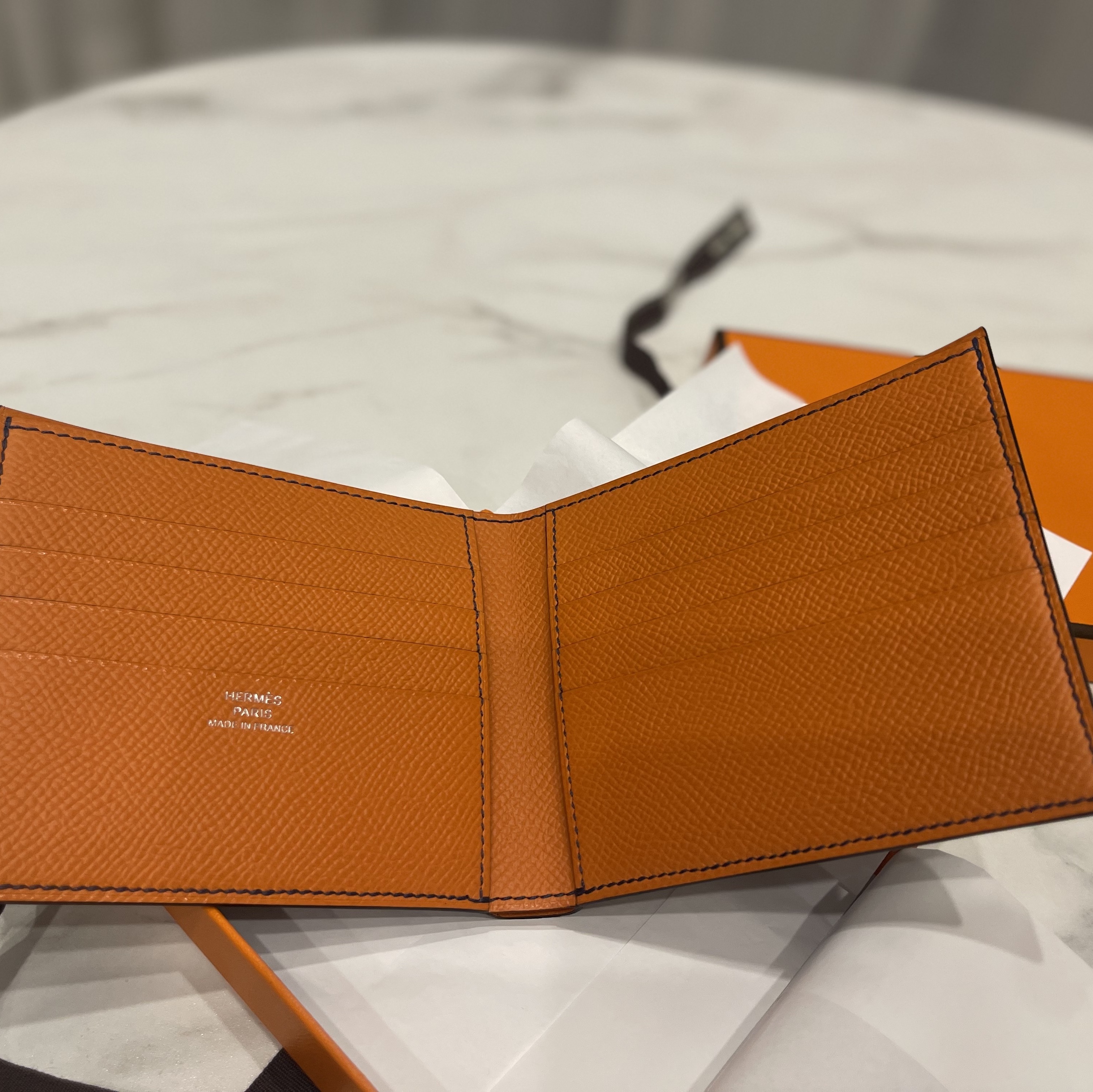 Hermes MC² Copernic Jungle Wallet Epsom & Bleu Saphir Orange 착용 스타일 - 2