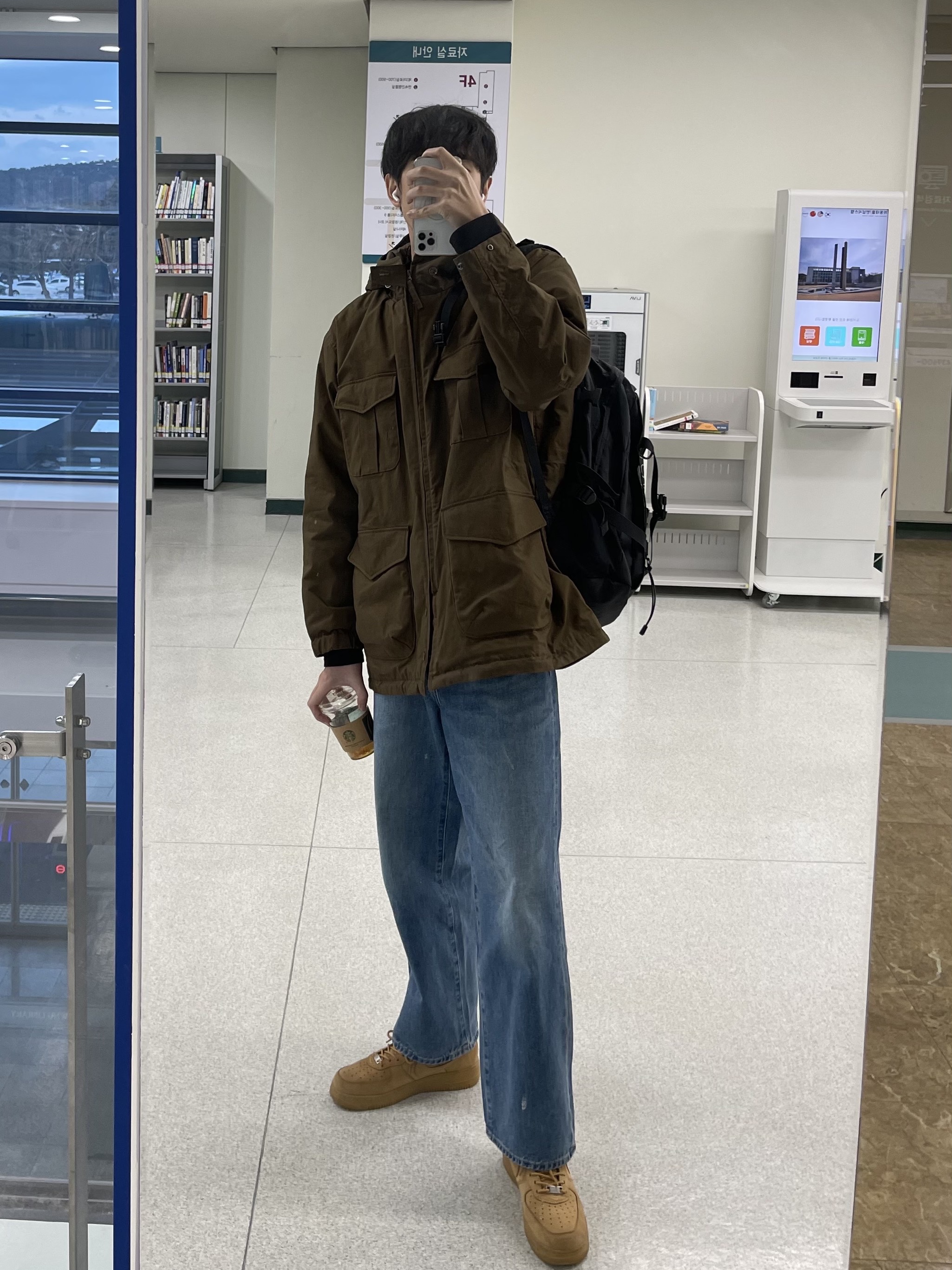 Uniqlo x Engineered Garments Pufftech Utility Jacket Brown, Uniqlo x JW Anderson Wide Fit Jeans Blue 착용 스타일