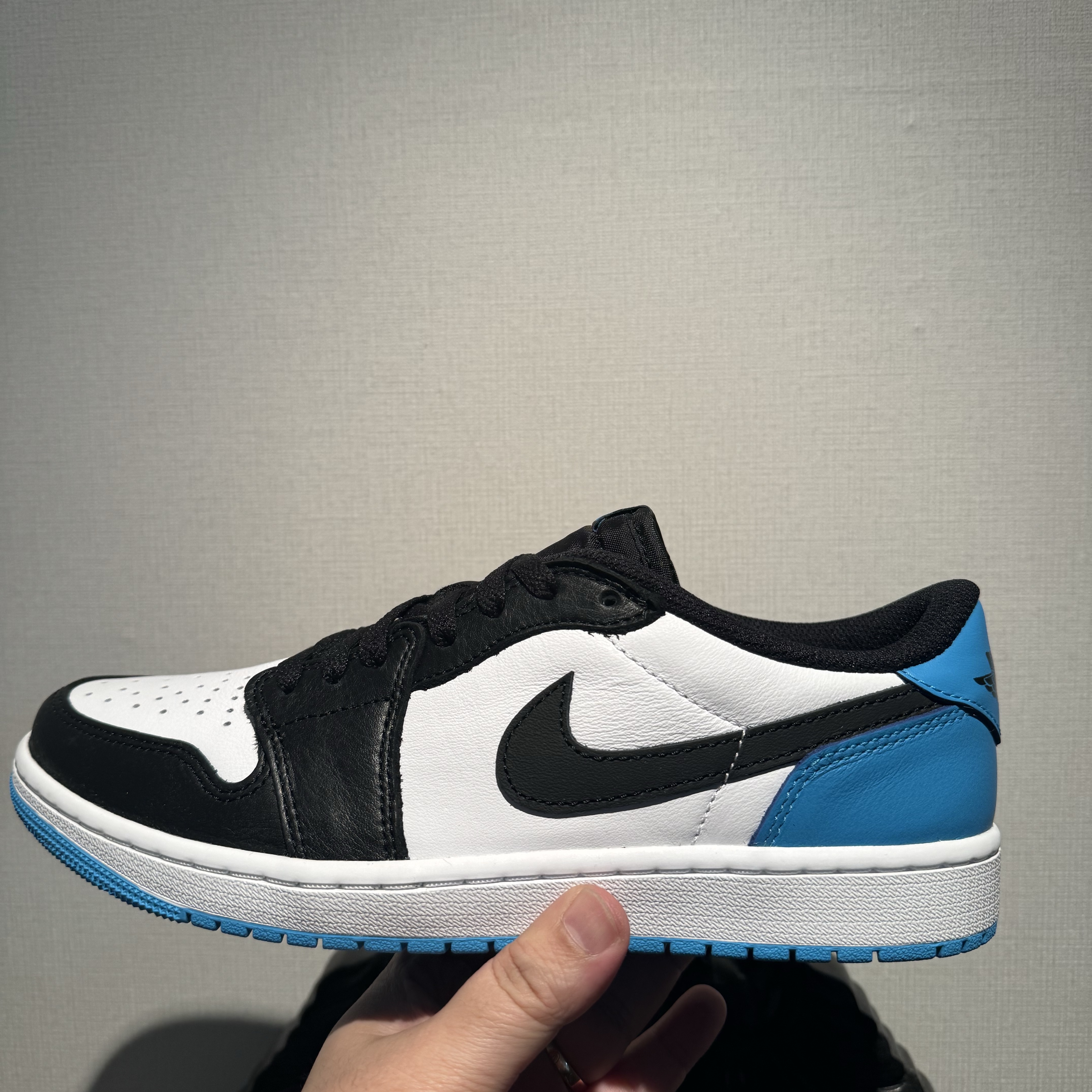 Jordan 1 Retro Low OG Black and Dark Powder Blue 착용 스타일
