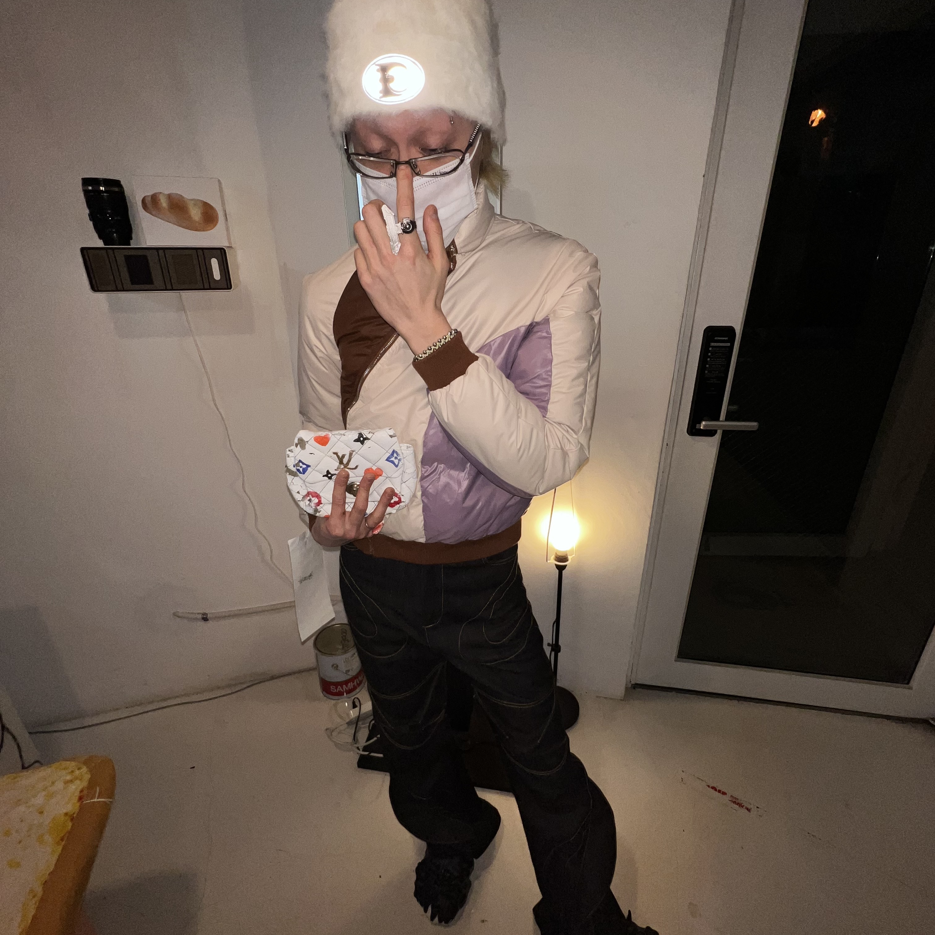 Kizip Gamsung Lee Mug Hot, Louis Vuitton Saumur MM Monogram 착용 스타일 - 2