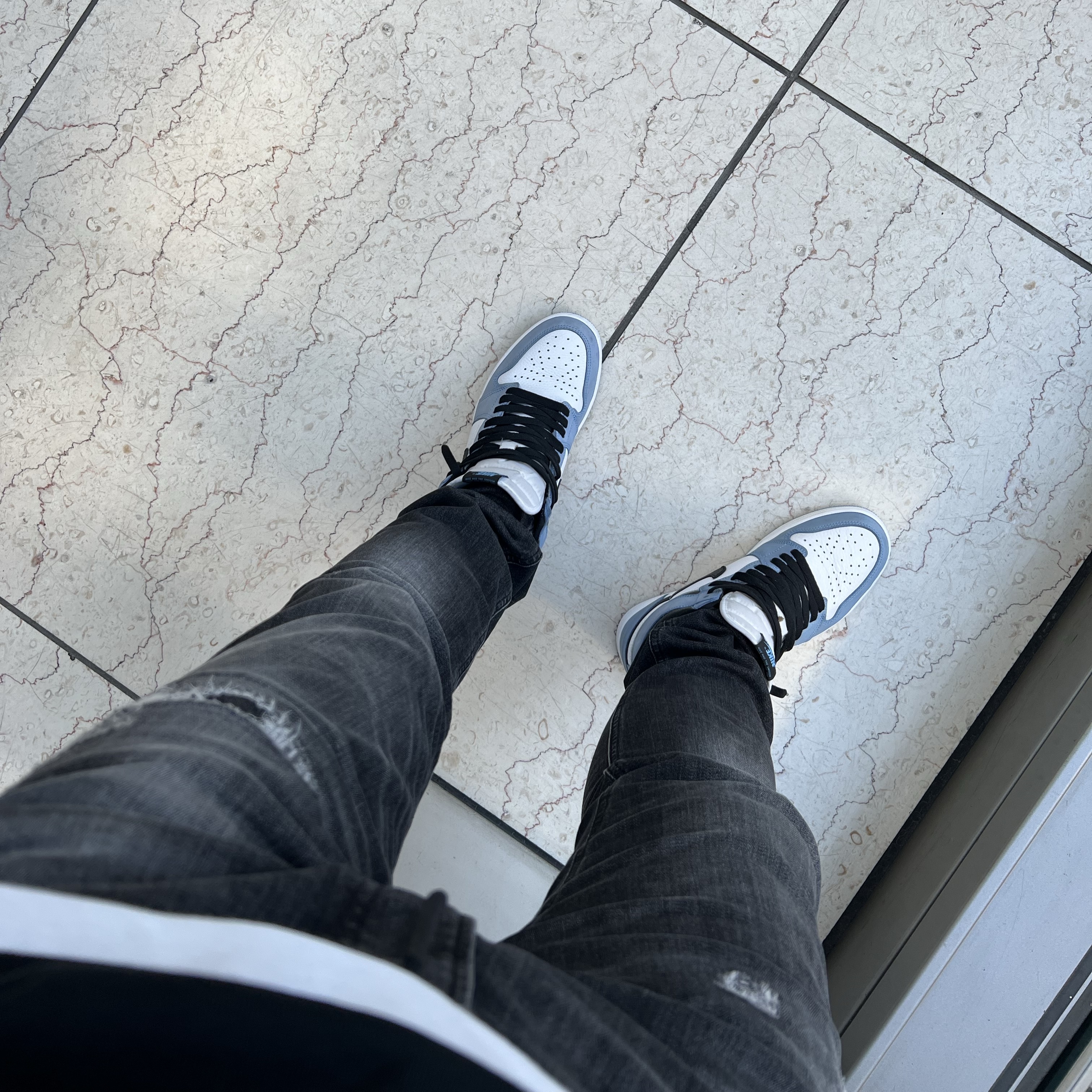 Jordan 1 Retro High OG University Blue 착용 스타일 - 1