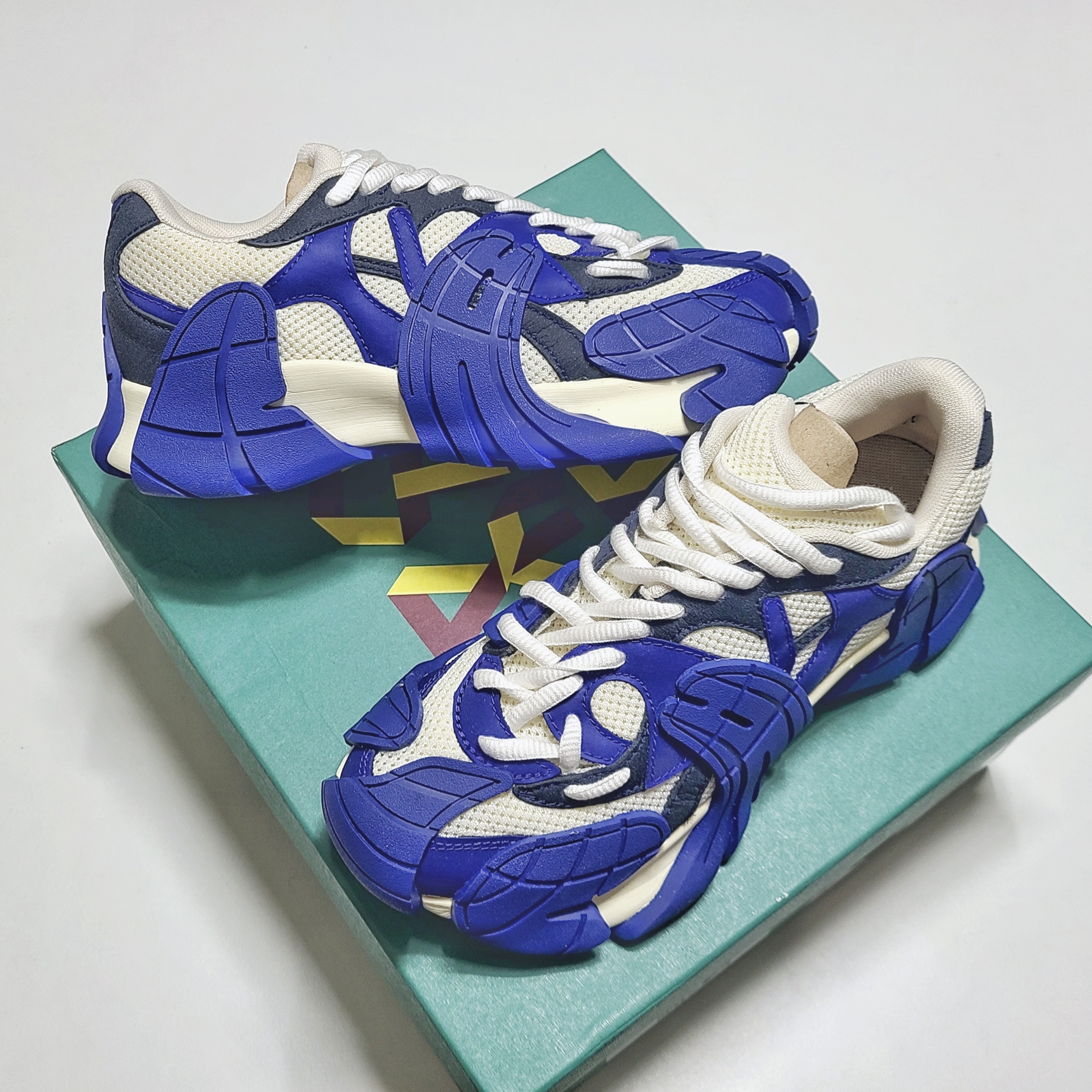 Camper Tormenta Dark Blue White, Camper Tormenta Black Gray 착용 스타일 - 1