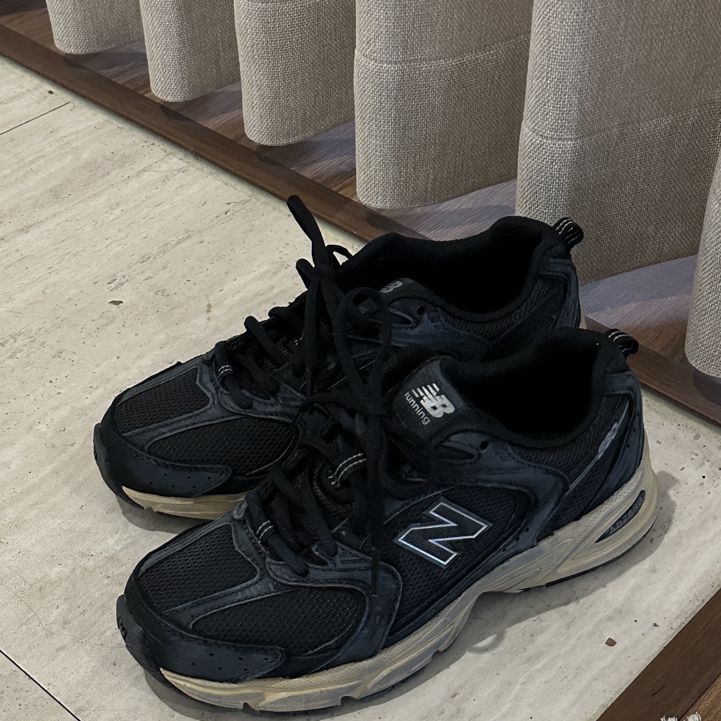 New Balance 530 Vintage Black Gum 착용 스타일