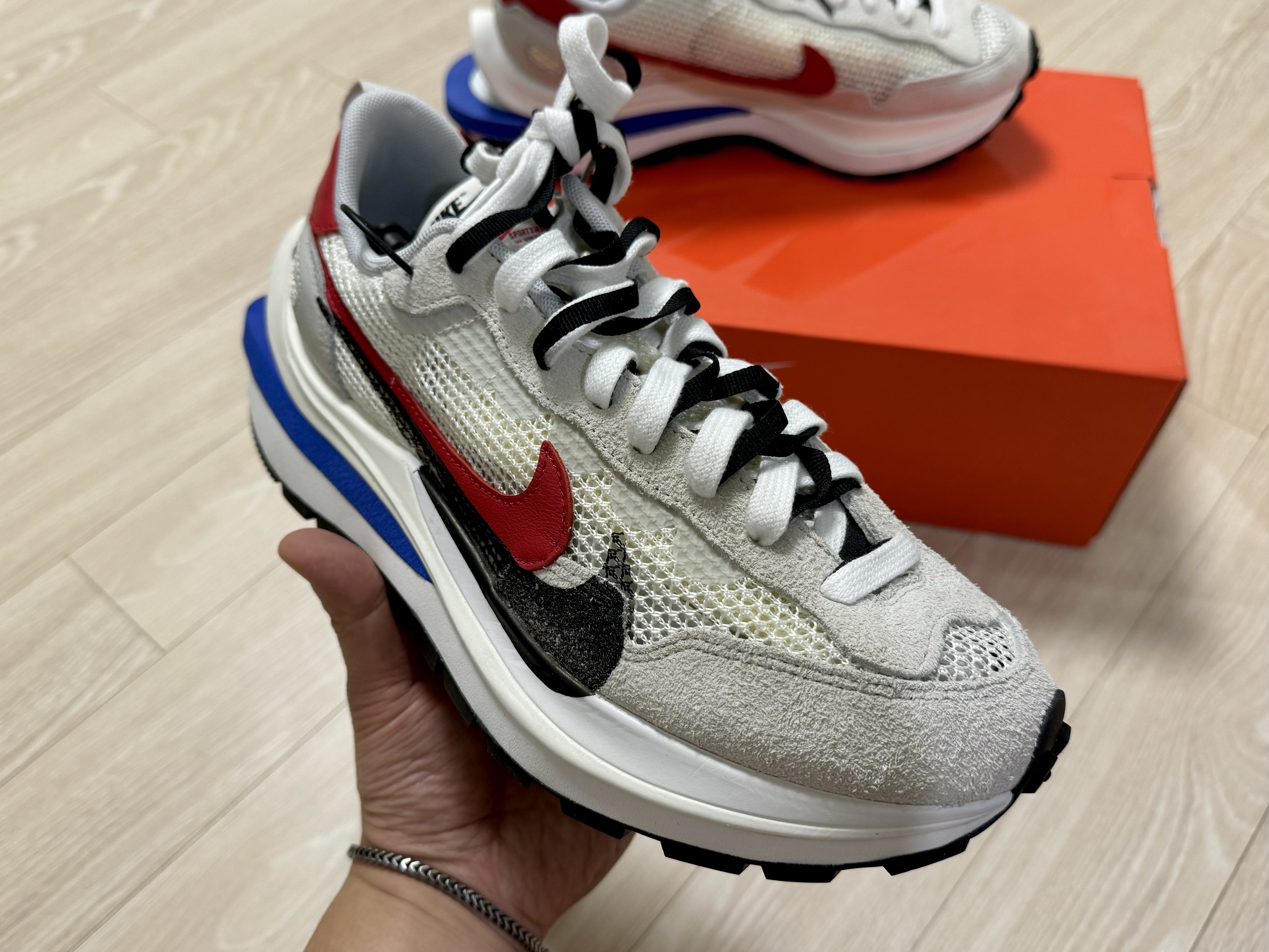 Nike x Sacai VaporWaffle Royal Fuchsia 착용 스타일 - 2