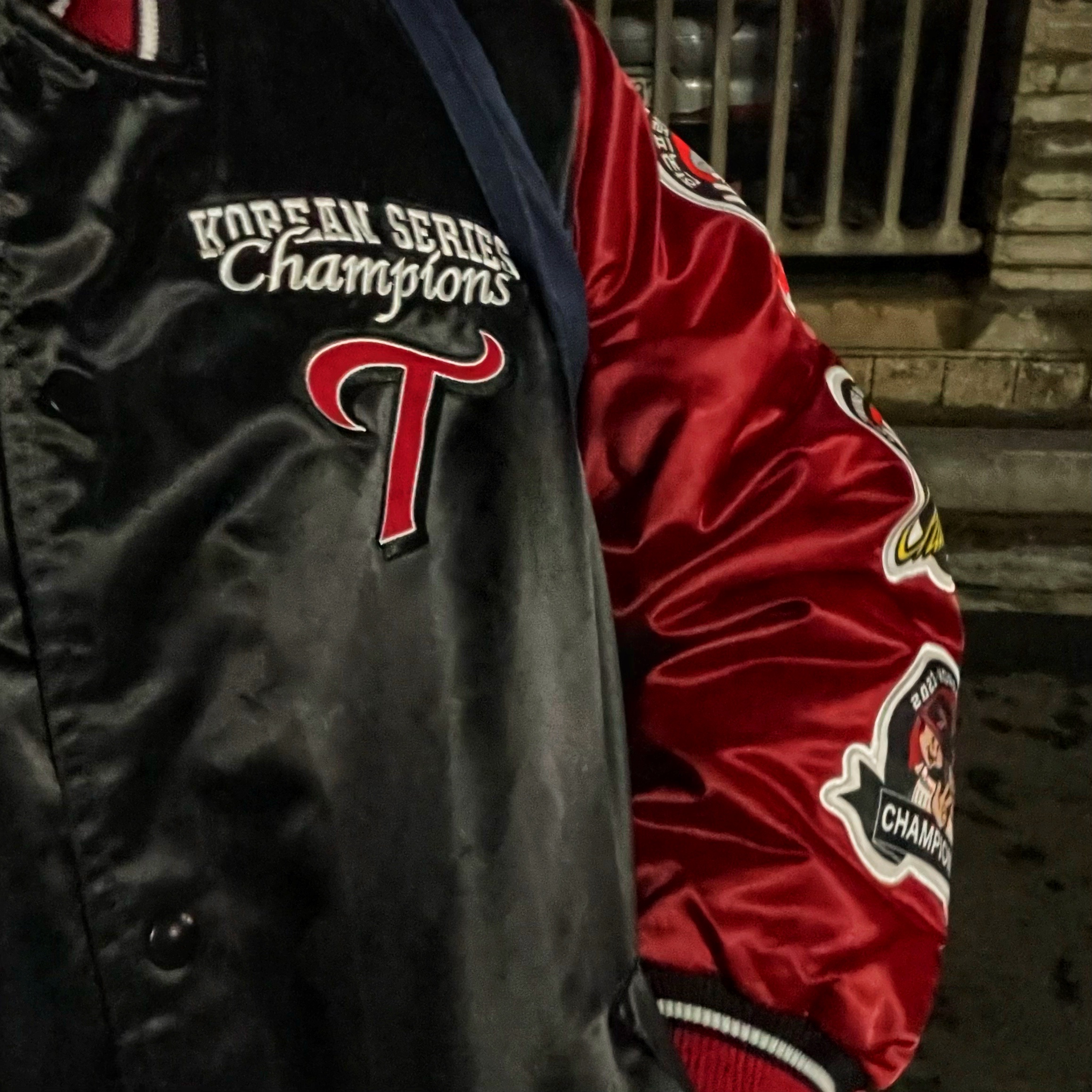 BDNS x LG TWINS 2023 Champions Jumper Red 착용 스타일