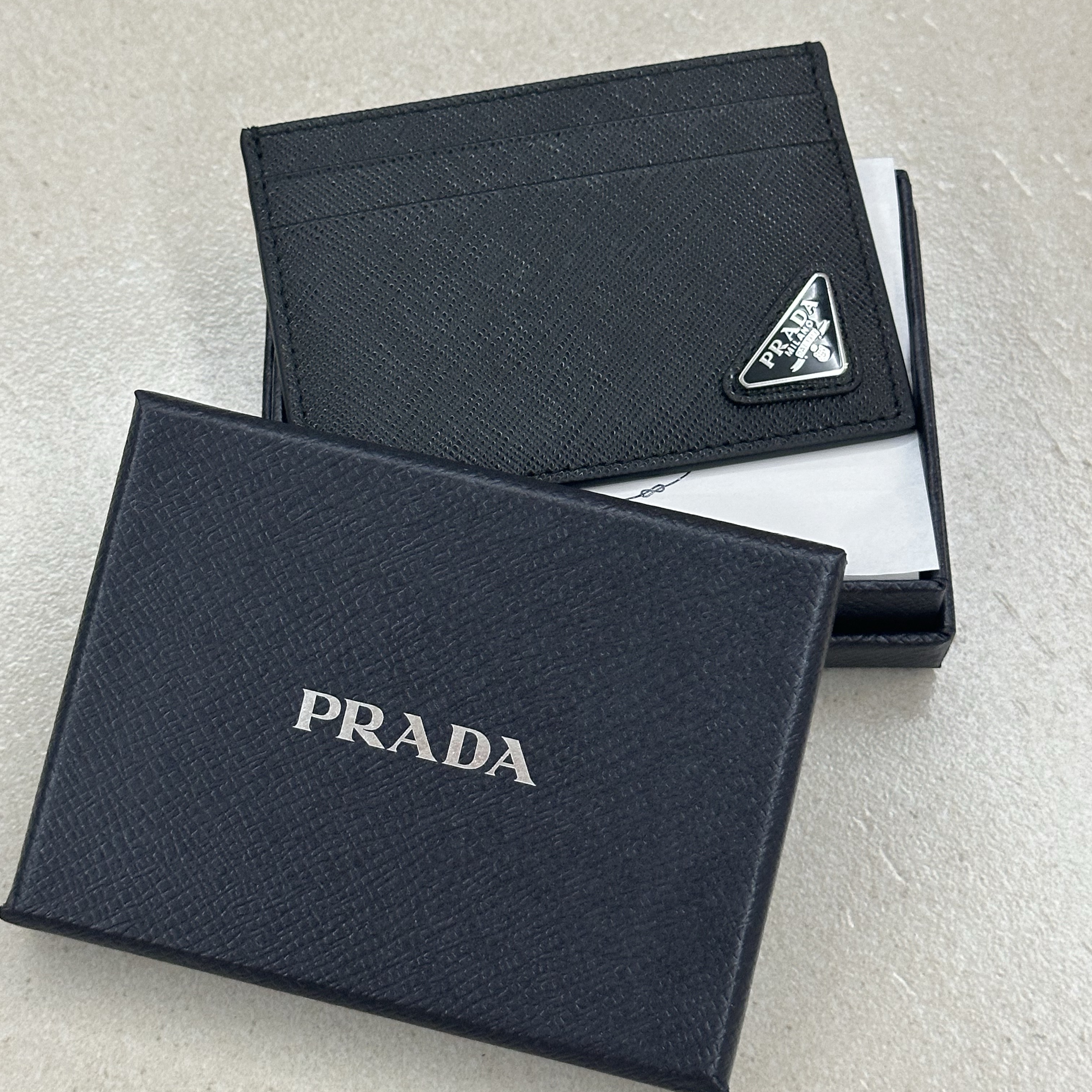 Prada Saffiano Leather Card Holder Black 착용 스타일