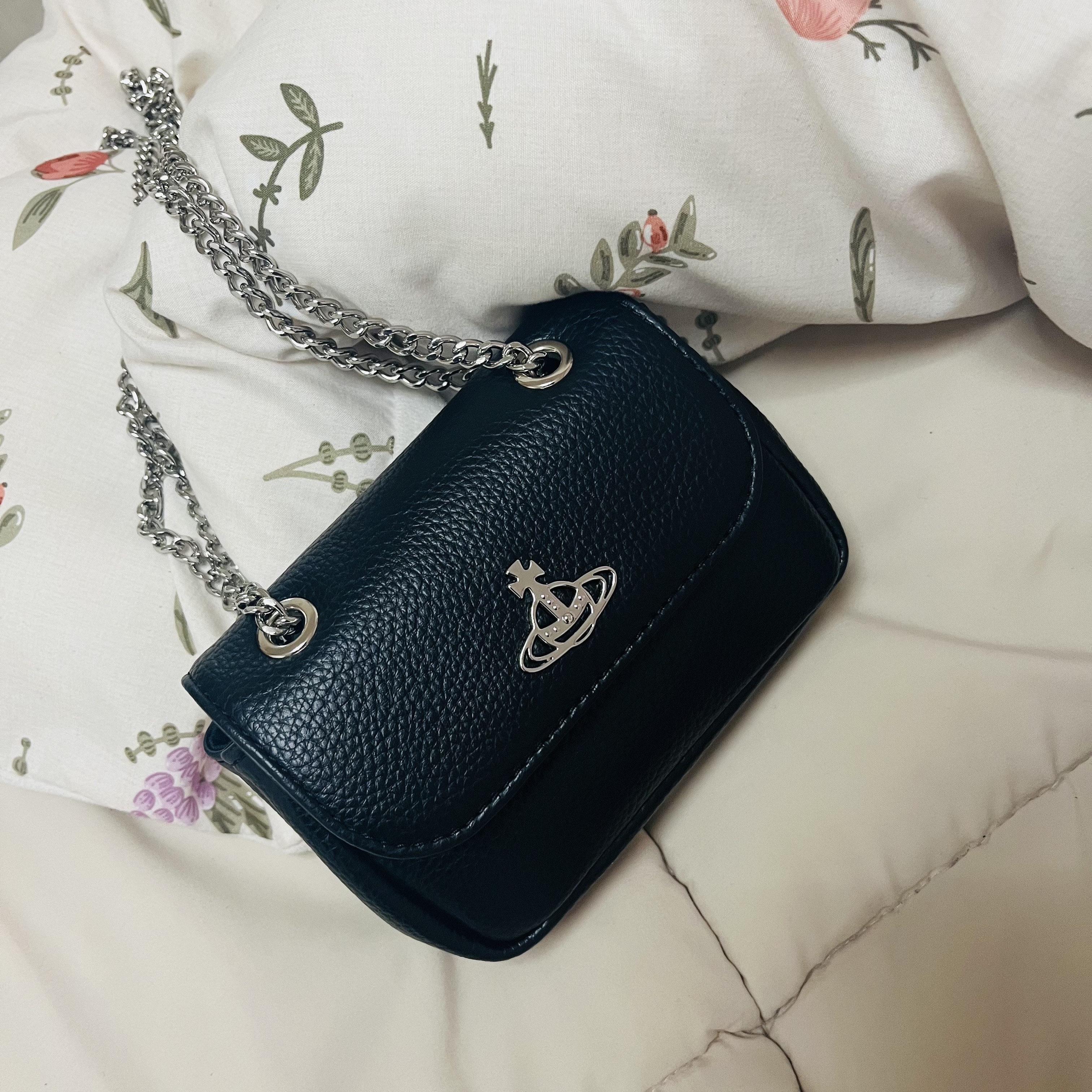 Vivienne Westwood Re-Vegan Grain Purse with Chain Black 착용 스타일