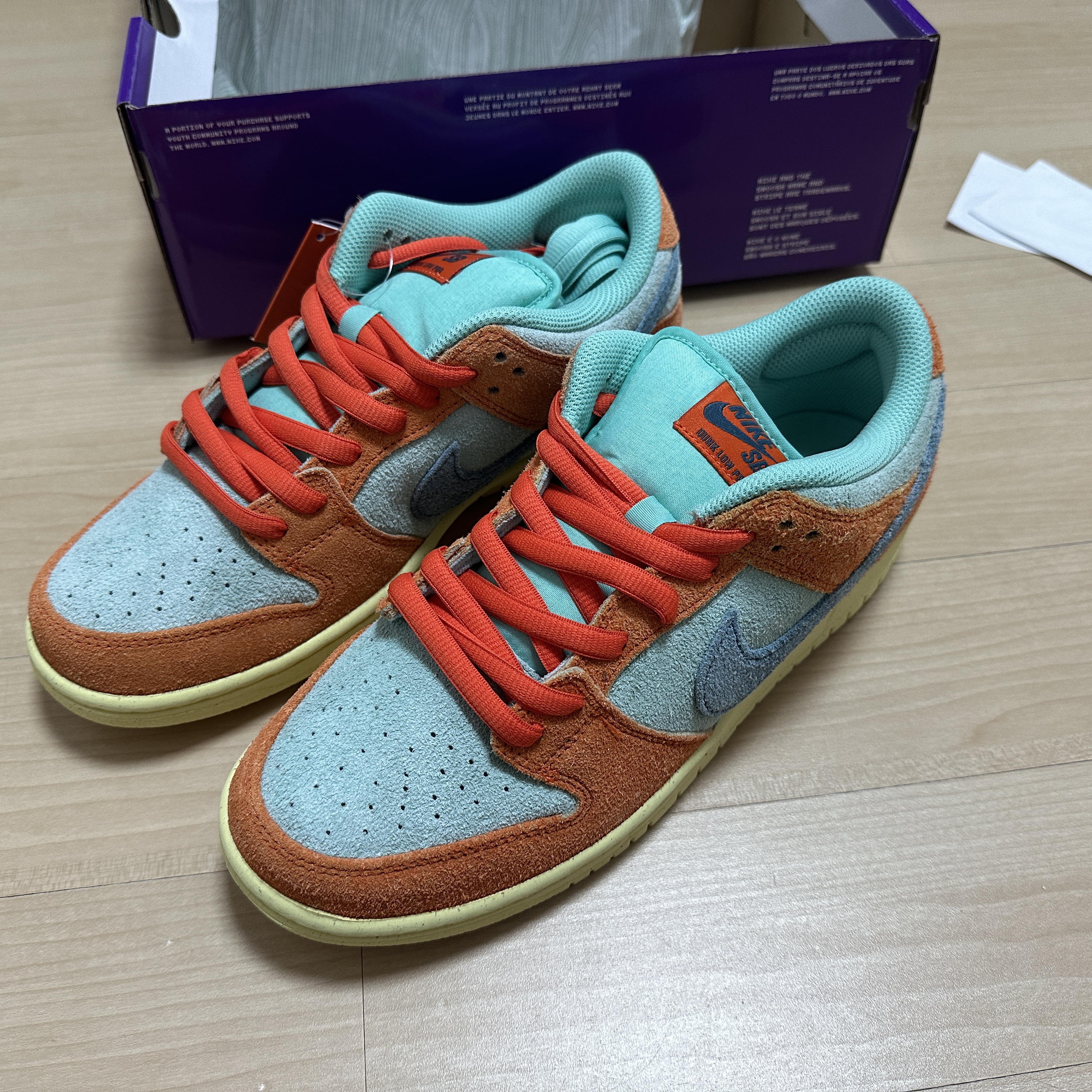 Nike SB Dunk Low Pro Premium Orange and Emerald Rise 착용 스타일
