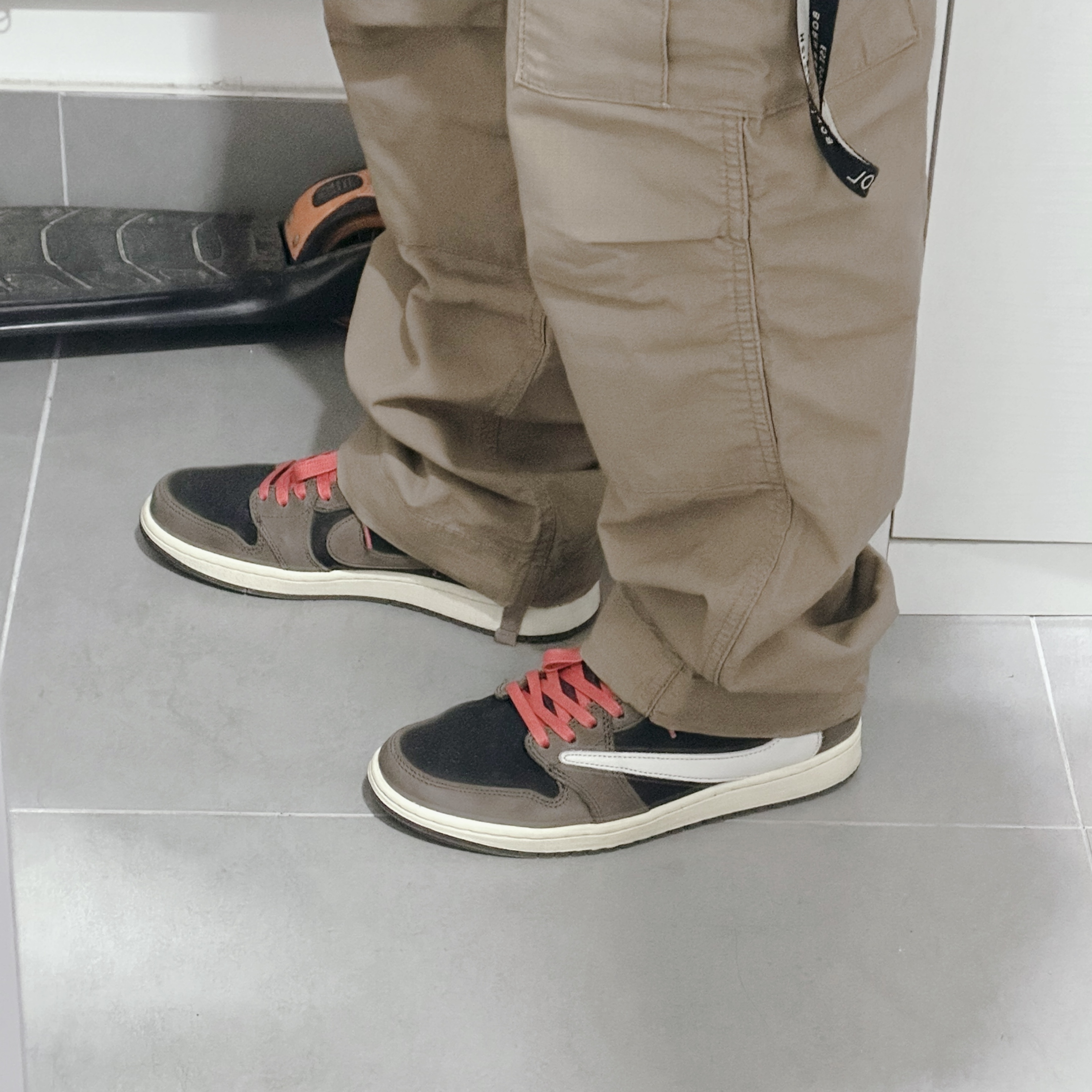 Supreme Box Logo Hooded Sweatshirt Ash Grey - 23FW, Jordan 1 x Travis Scott Retro Low OG SP Mocha 착용 스타일 - 2