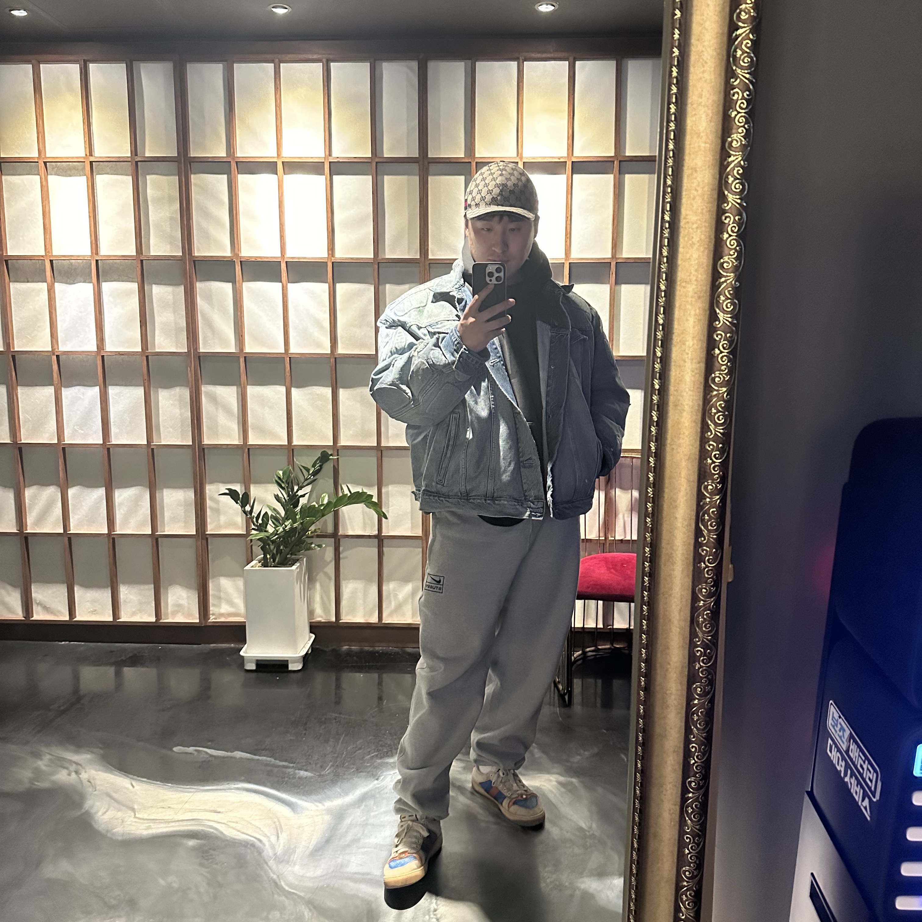 Nike x Stussy NRG RA Fleece Pants Dark Grey Heather (DJ9490-063), Yeezy Gap Engineered By Balenciaga Padded Denim Jacket Blue 착용 스타일