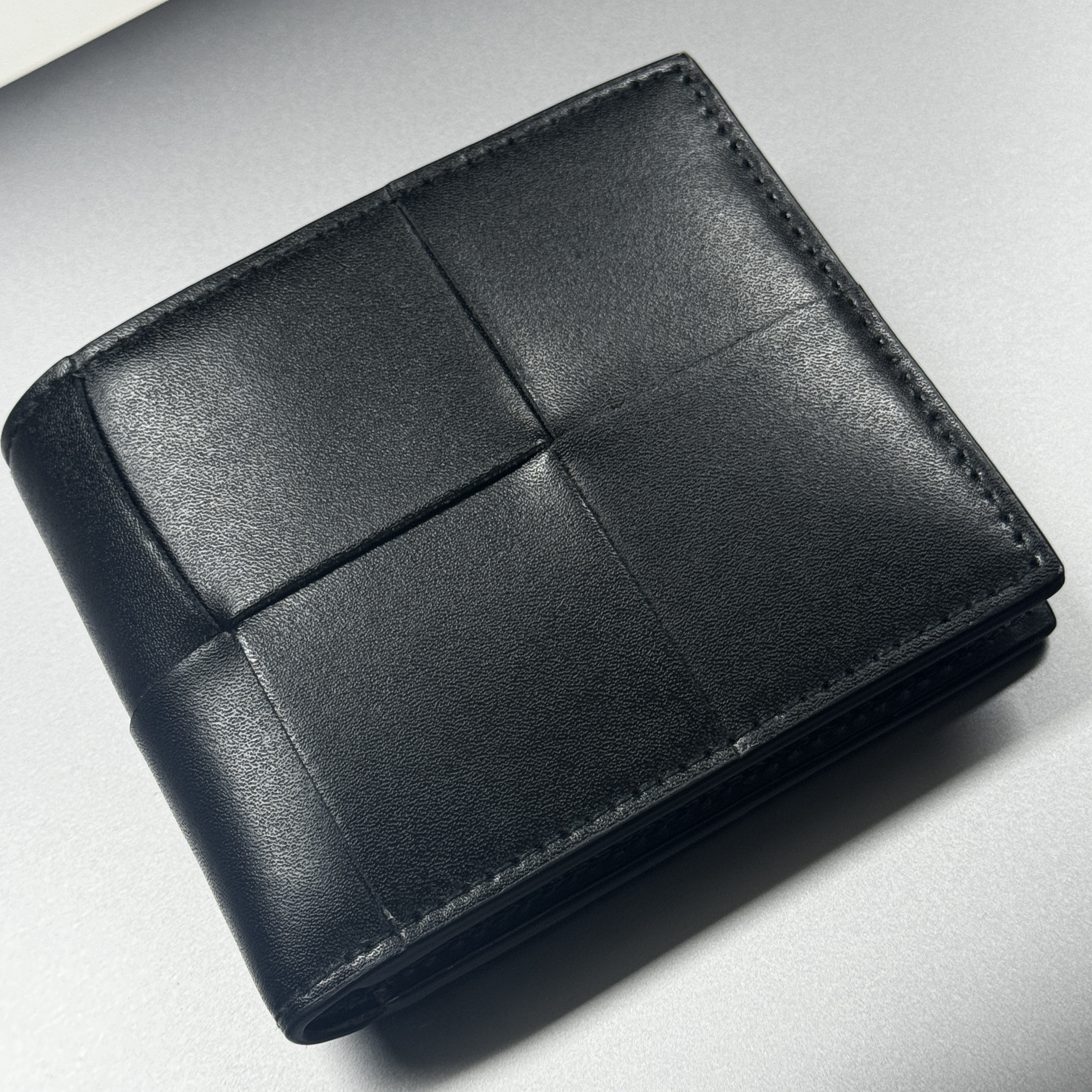 Bottega Veneta Credit Card Case Calfskin Black 착용 스타일