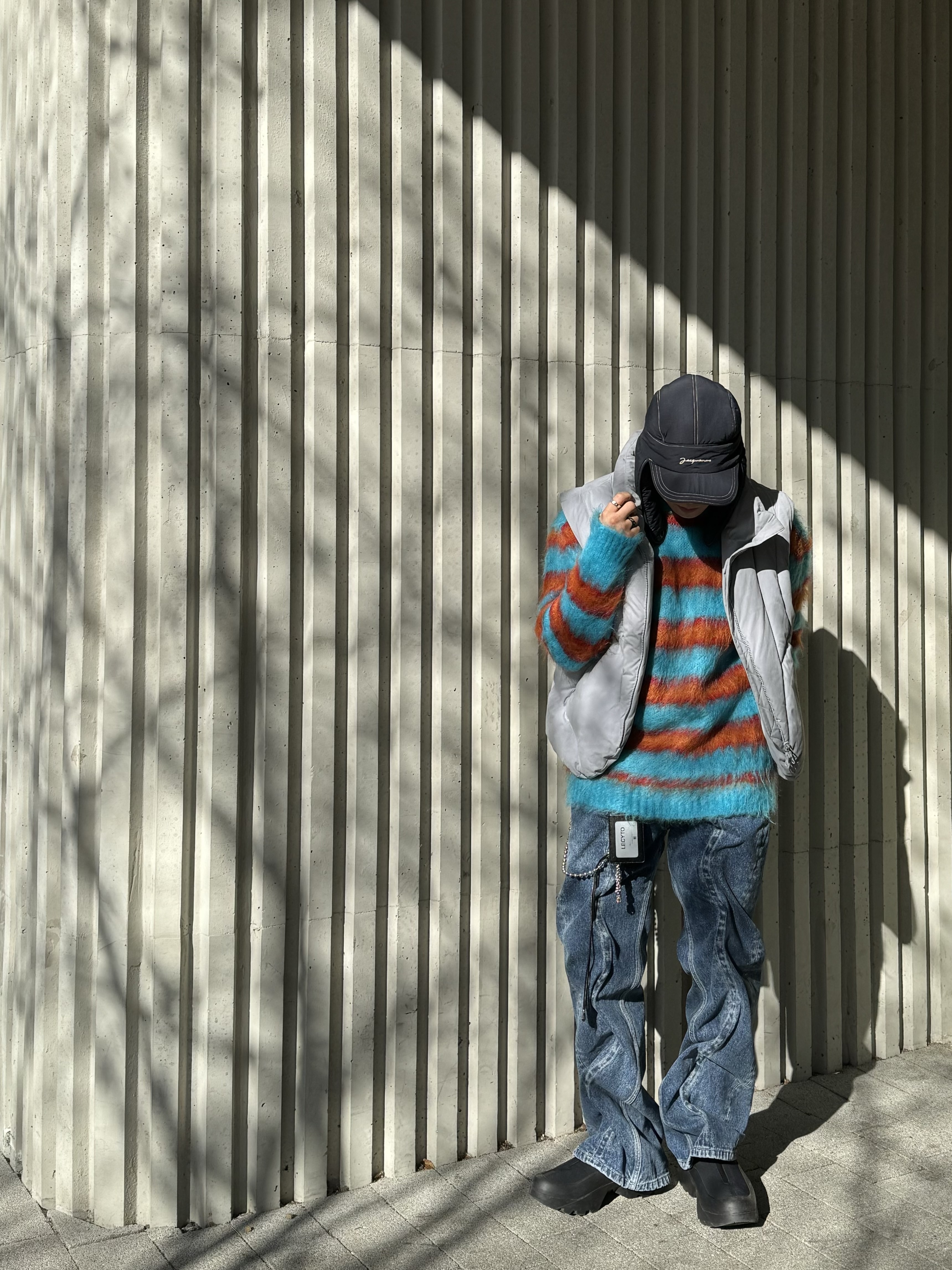 Jacquemus La Cagoule Bricciola Puffed Ear Flap Hat Navy, Y/Project Classic Wire Jeans Navy - 22FW 착용 스타일 - 1