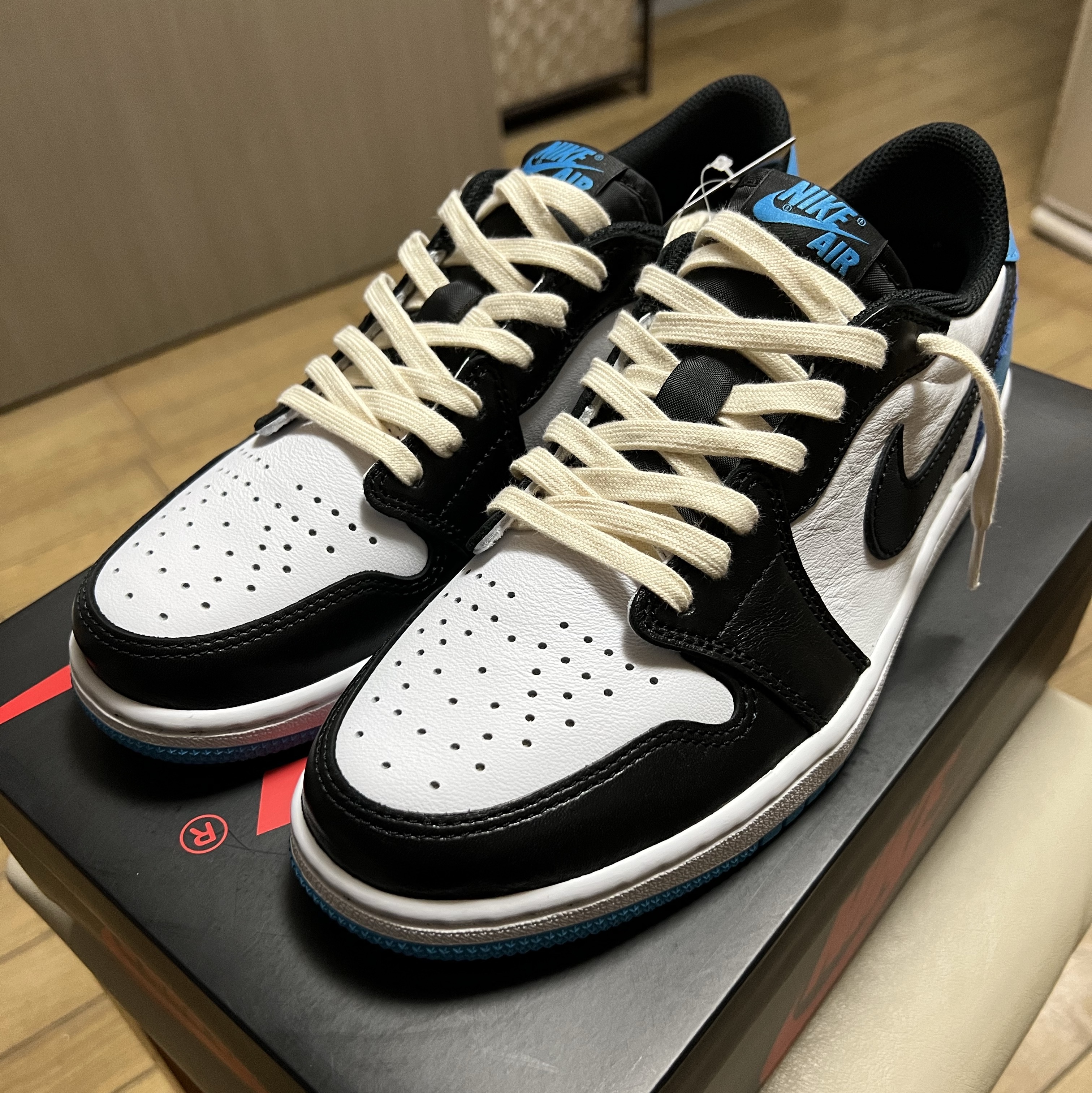 Jordan 1 Retro Low OG Black and Dark Powder Blue 착용 스타일 - 6