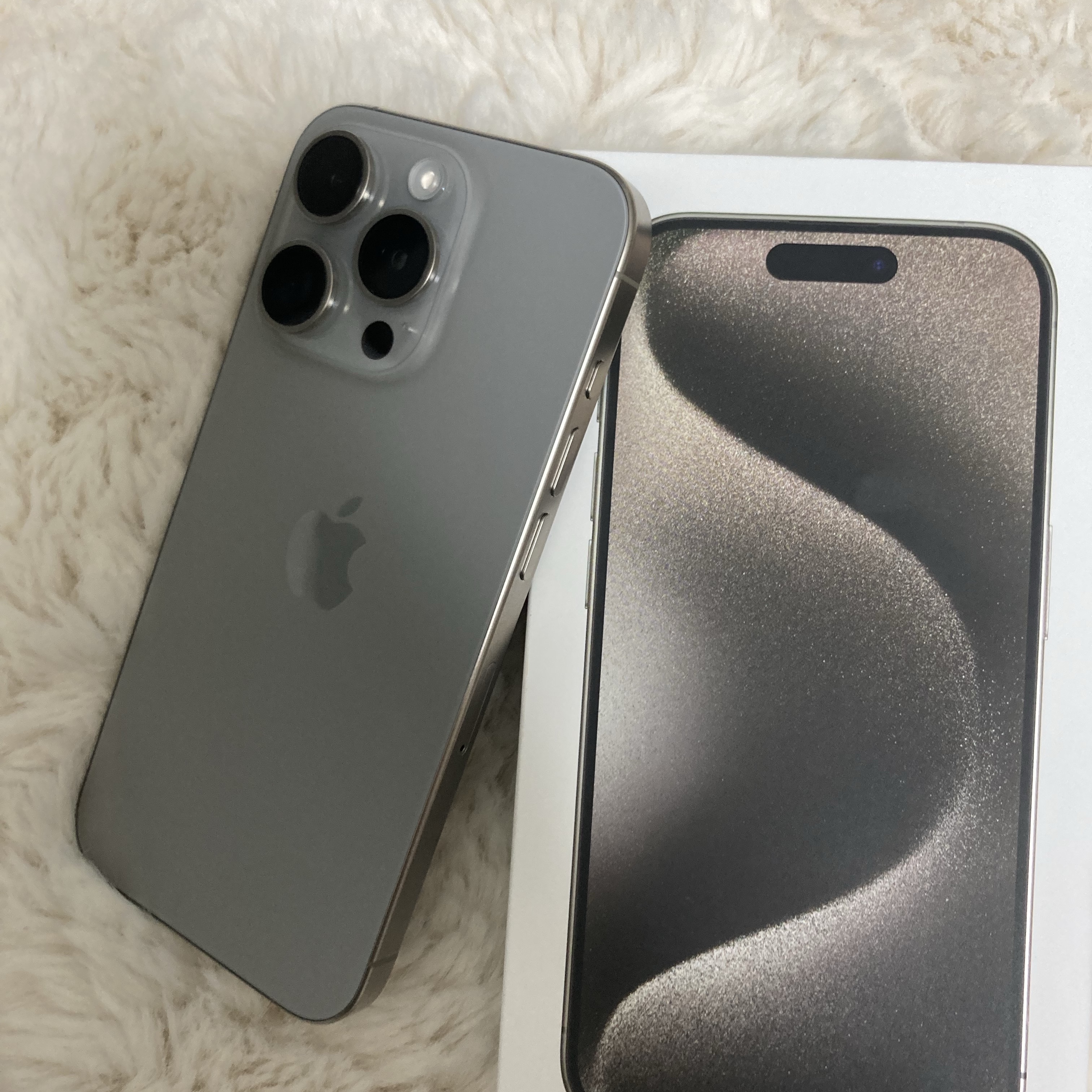 Apple iPhone 15 Pro 256GB Natural Titanium (Korean Ver.) 착용 스타일