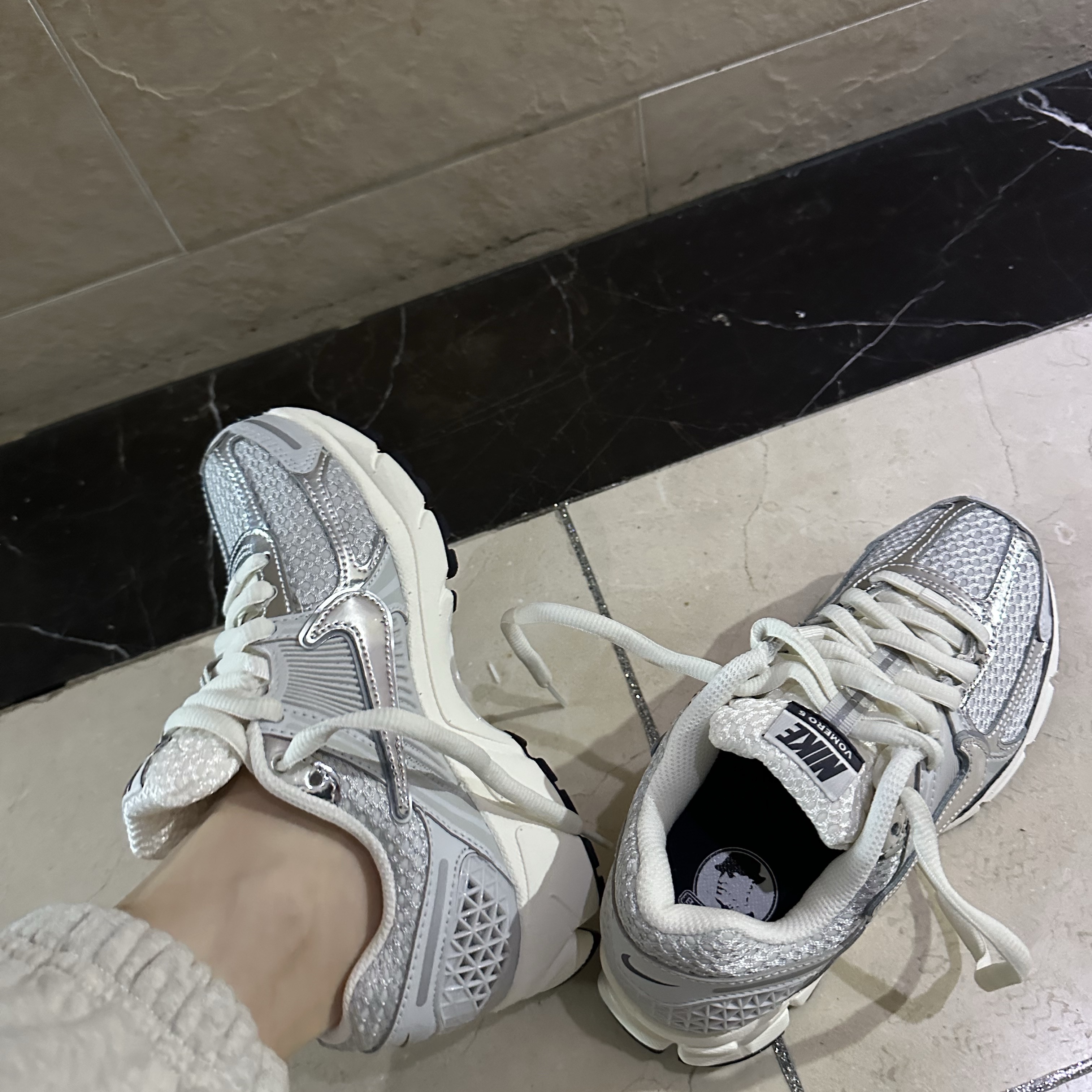 (W) Nike Zoom Vomero 5 Photon Dust and Metallic Silver 착용 스타일 - 1