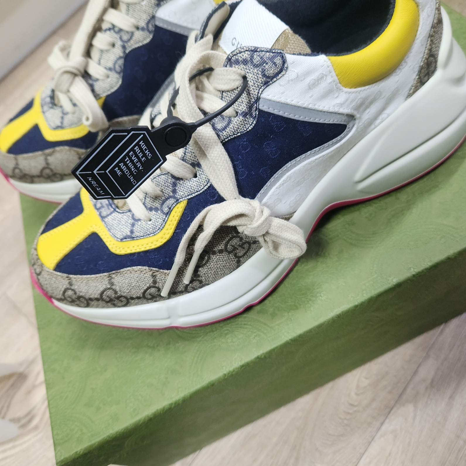Gucci GG Rhyton Beige Sneakers Ebony Blue 착용 스타일 - 2