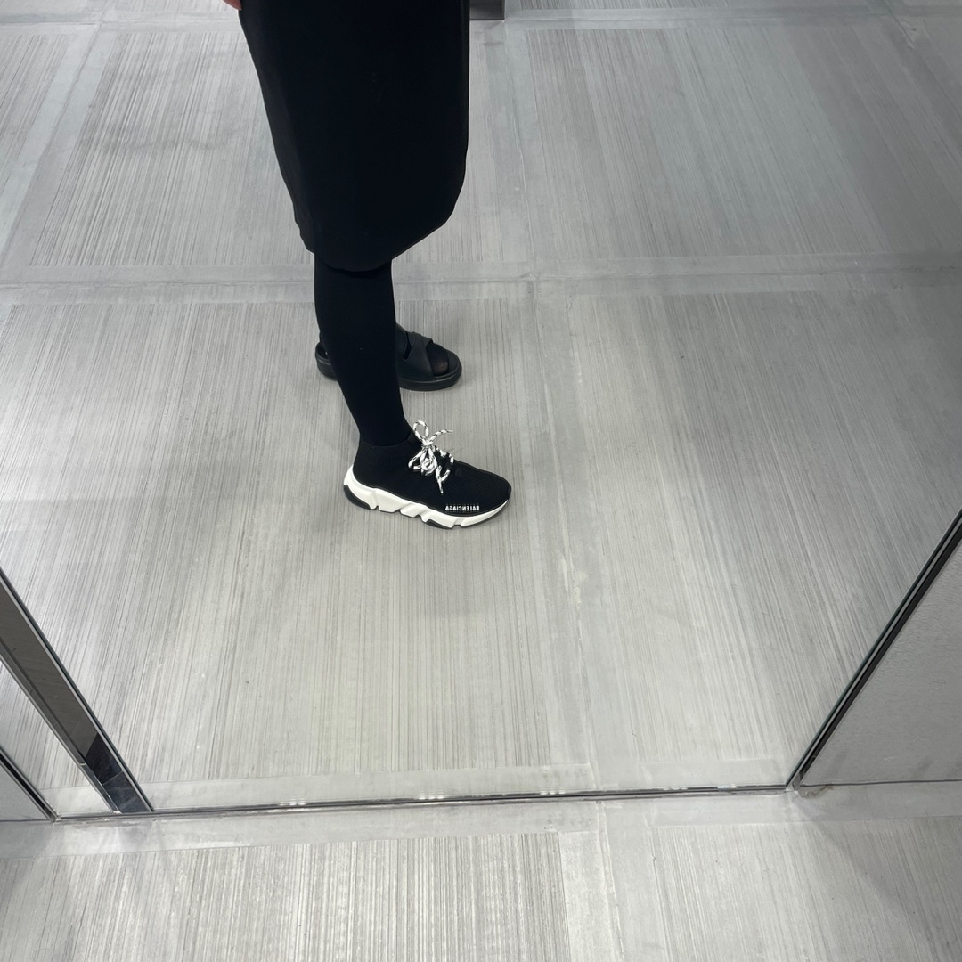 Balenciaga Speed Lace-Up Sneakers Black White 착용 스타일 - 1
