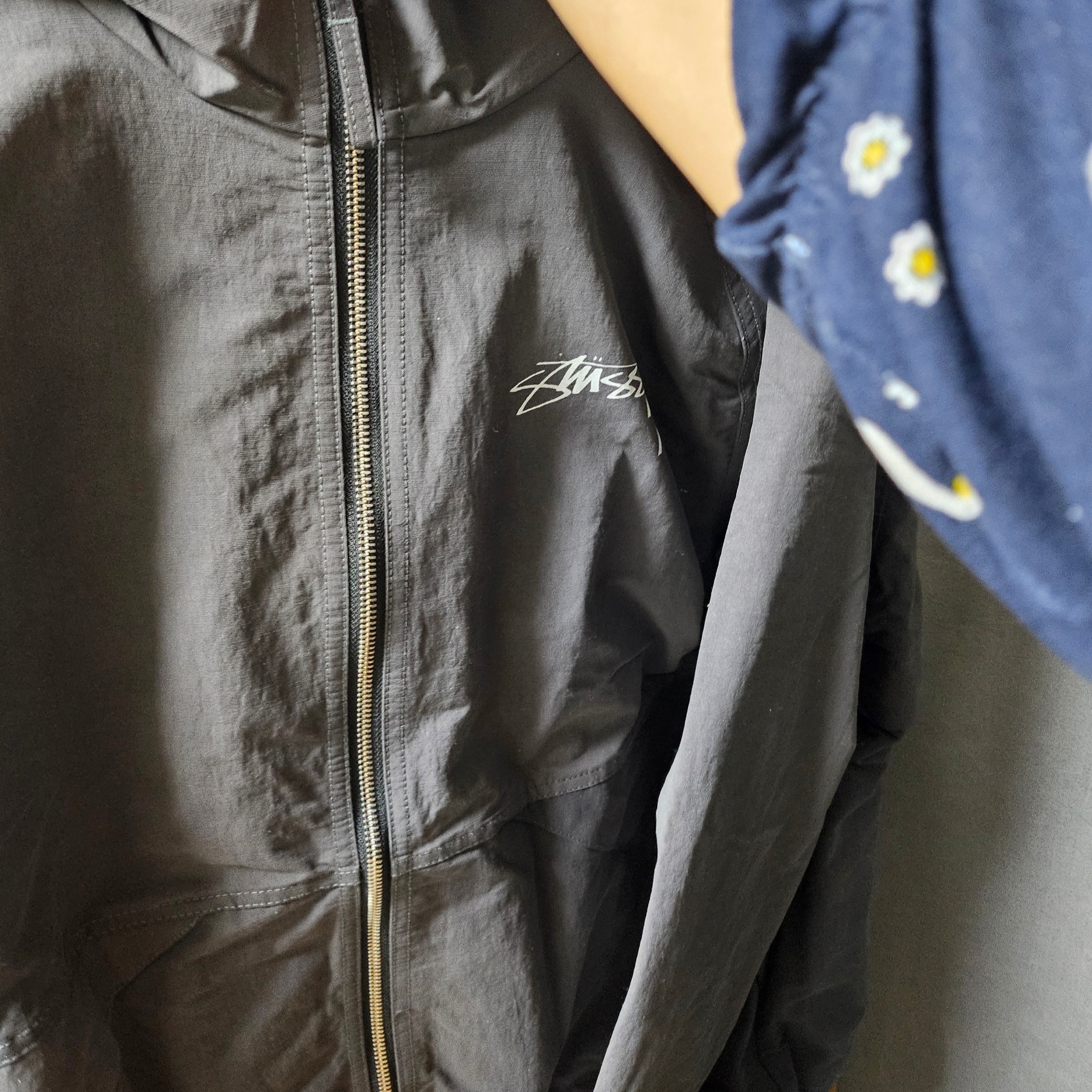 Stussy Wave Dye Beach Shell Jacket Black 착용 스타일