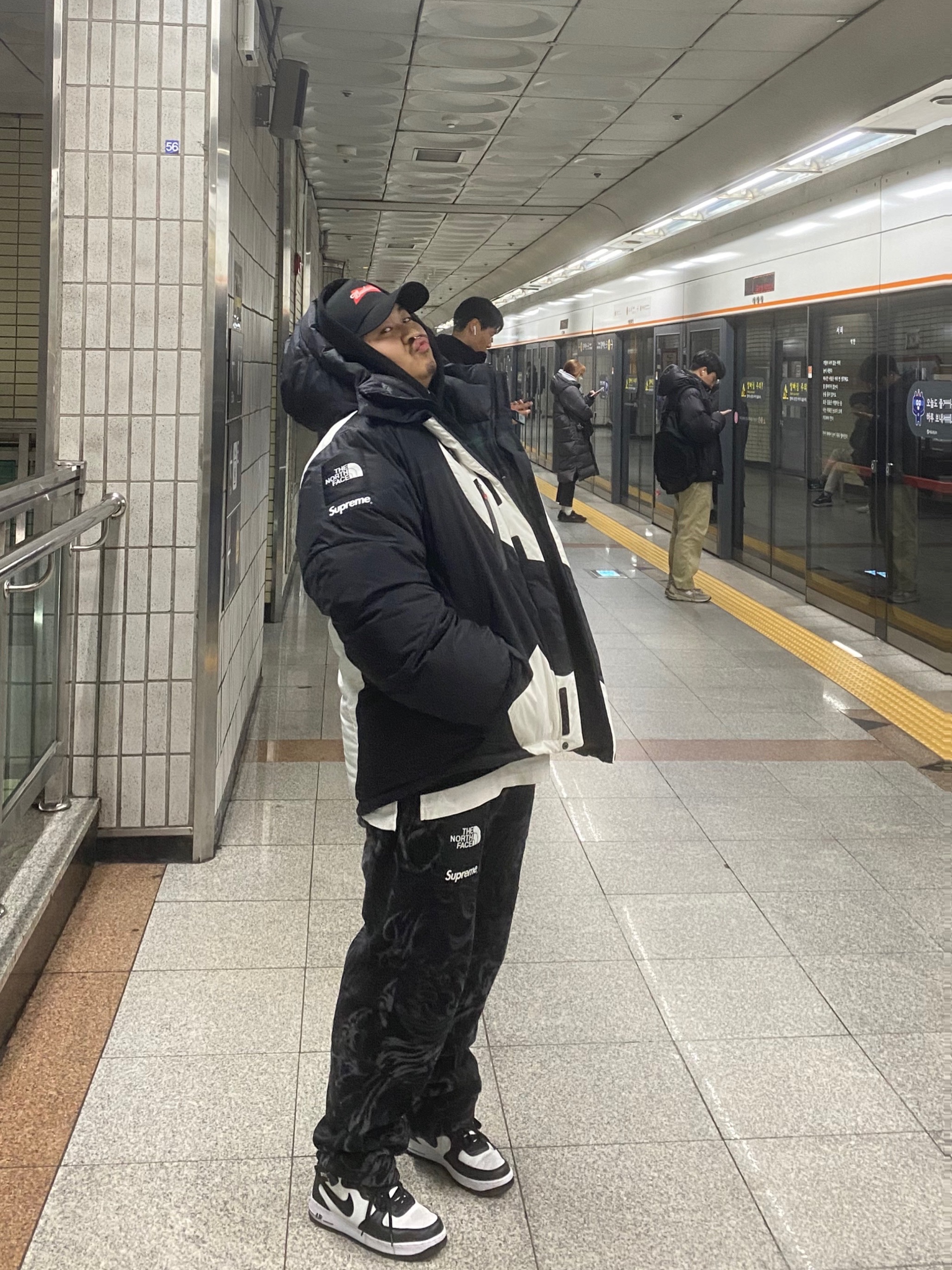 Nike x Stussy Air Force 1 '07 Mid SP Black and Light Bone, Supreme x The North Face Steep Tech Fleece Pants Black Dragon - 22FW 착용 스타일