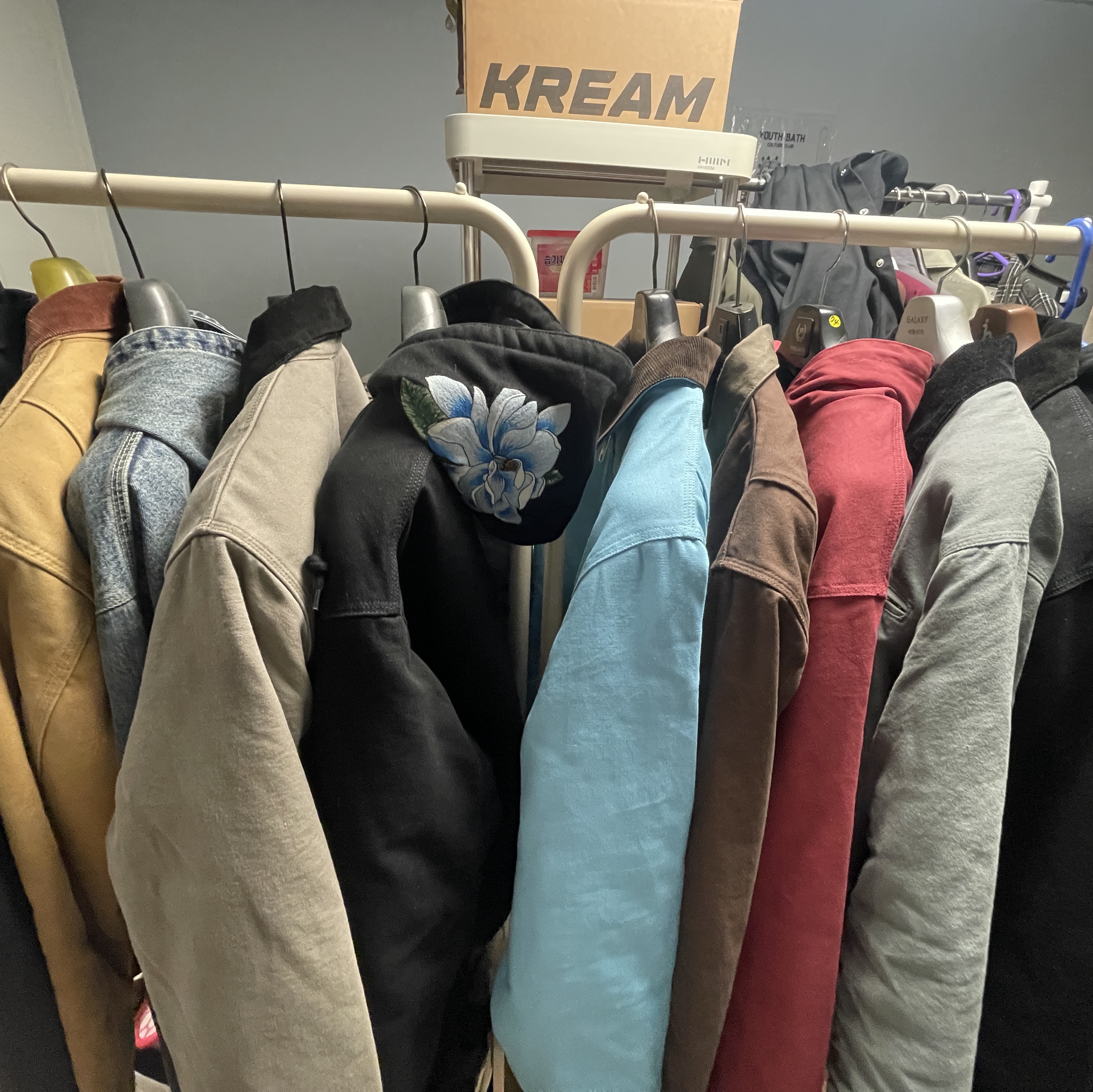 Carhartt WIP Organic Cotton Dearborn Canvas OG Detroit Jacket Smoke Green Aged Canvas - Winter, Carhartt WIP OG Santa Fe Jacket Barista Aged Canvas - Winter 착용 스타일
