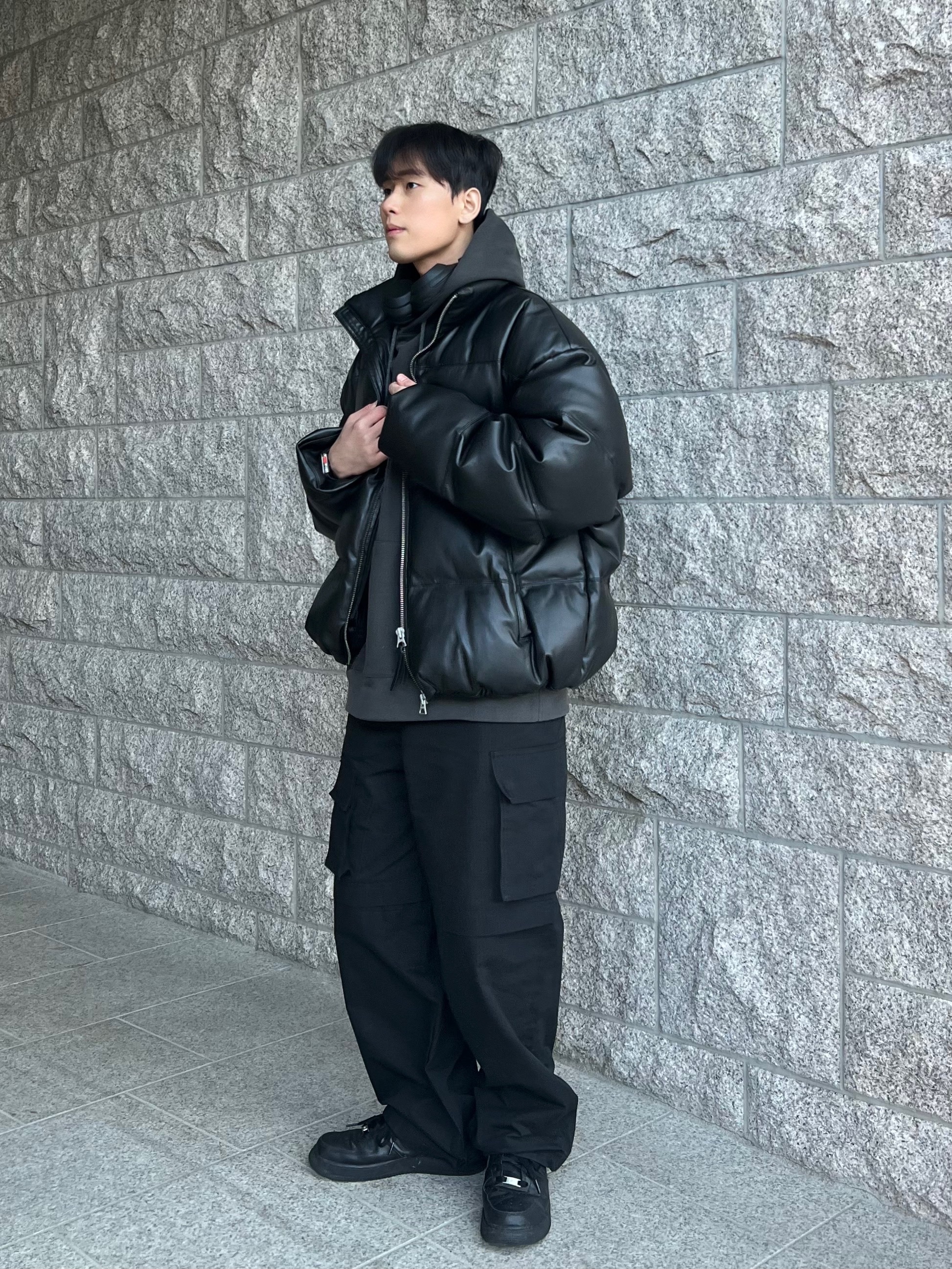 Nike Air Force 1 '07 Low Triple Black 착용 스타일 - 2