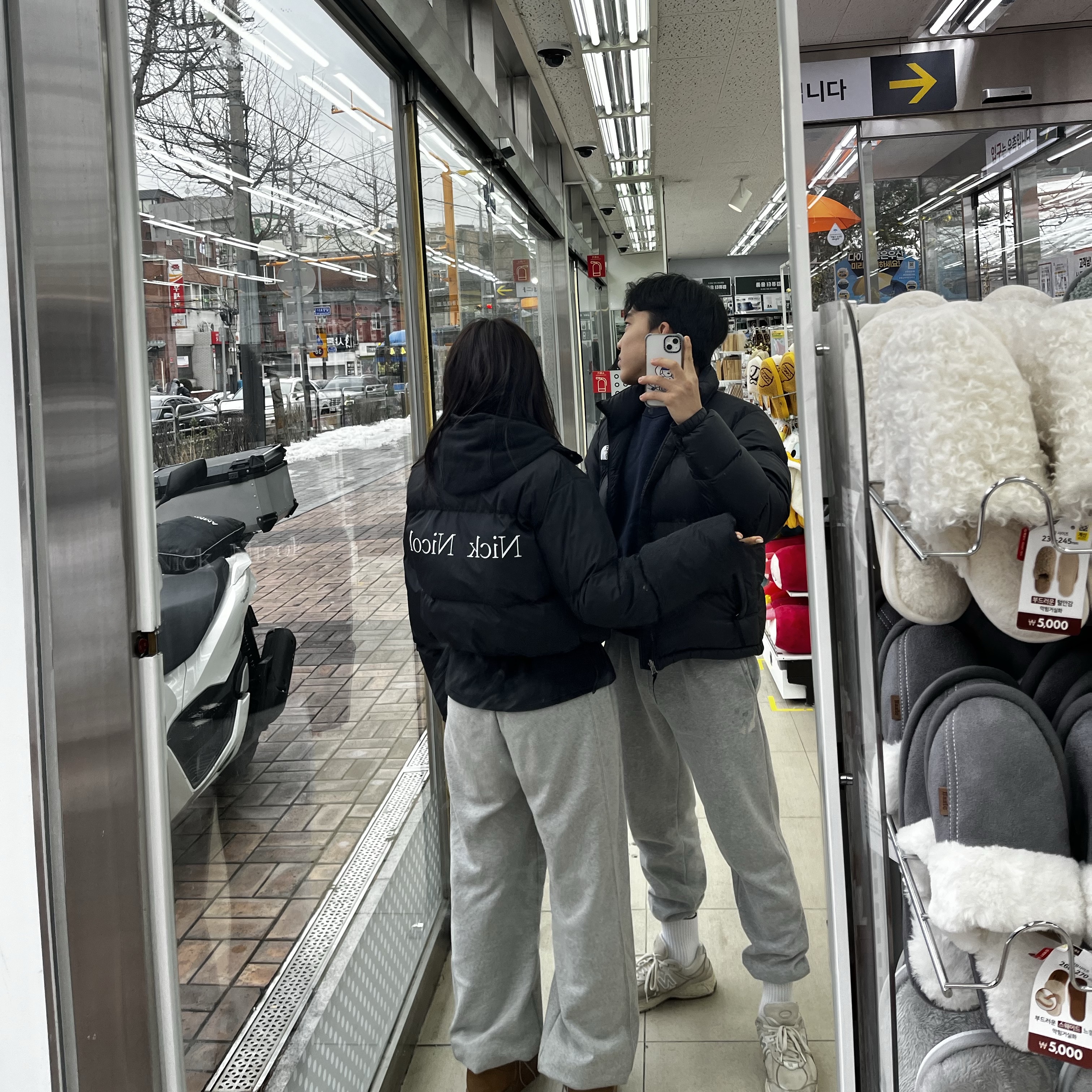 The North Face 1996 Eco Nuptse Jacket Black, New Balance 2002R White Ivory 착용 스타일