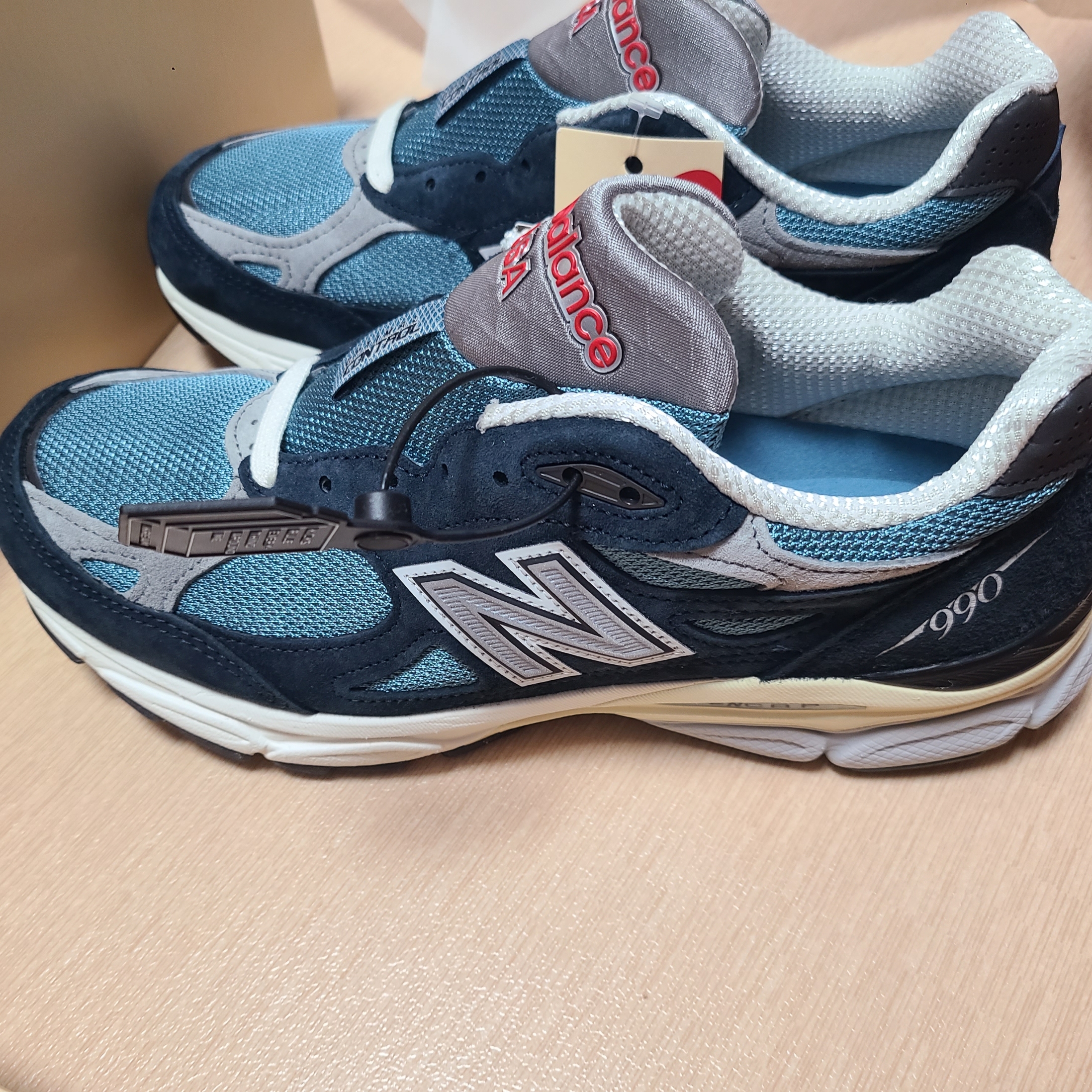 New Balance 990v3 Made in USA Navy Spring Tide 착용 스타일 - 1
