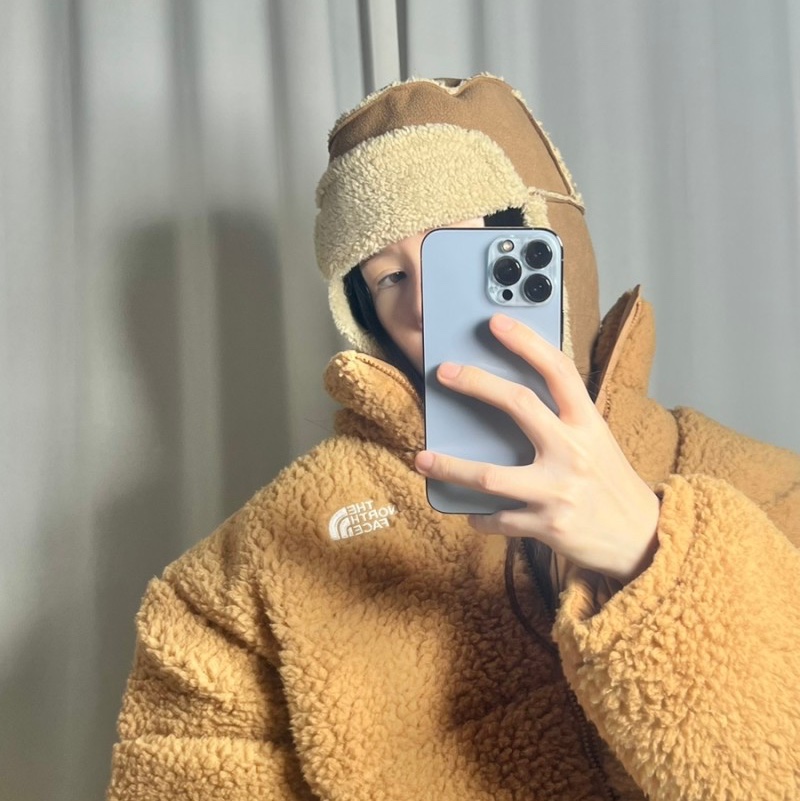 UGG Bonded Fleece Trapper Hat Chestnut, (W) The North Face High Pile TNF Jacket 2000 Almond Butter 착용 스타일