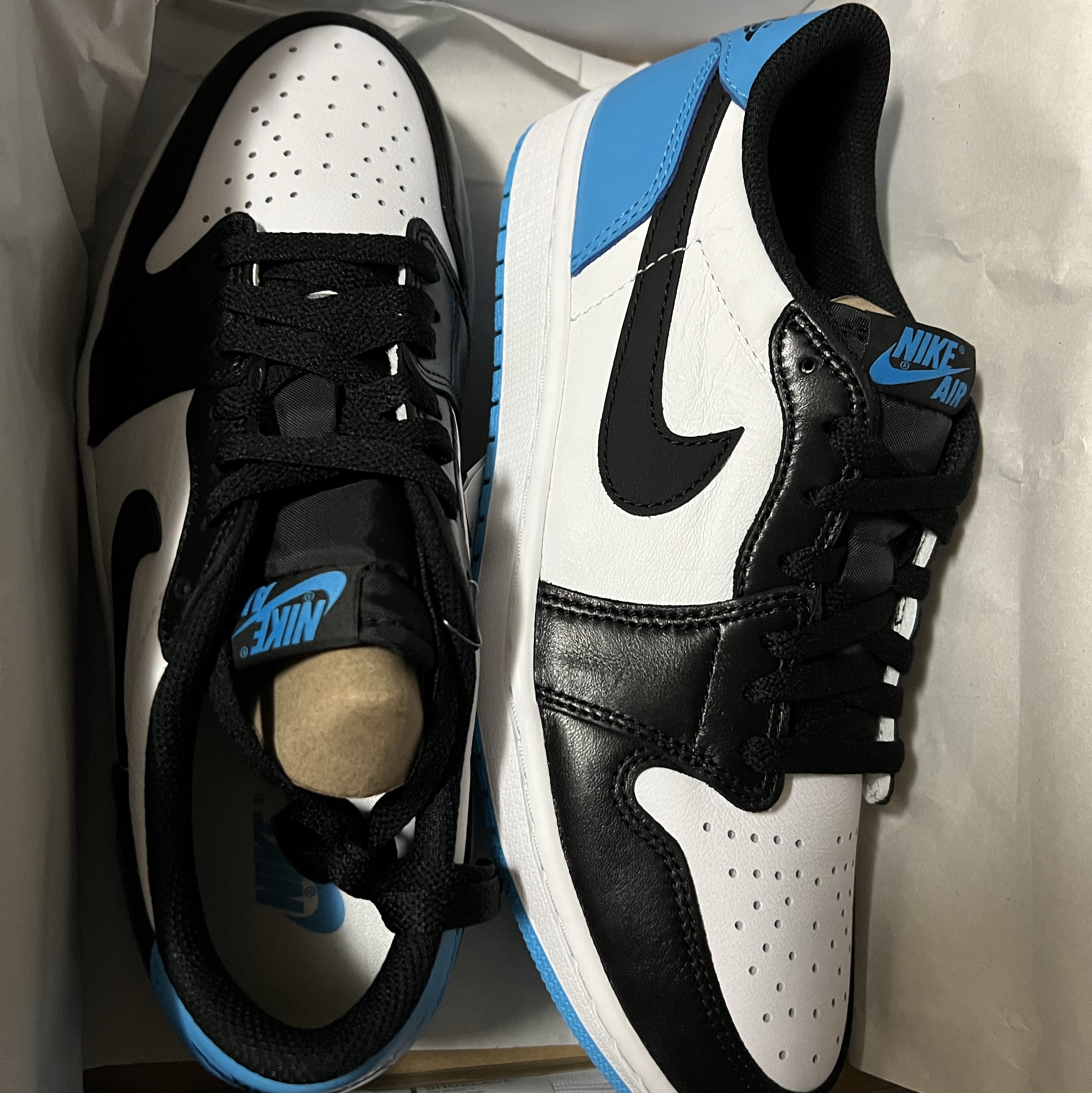 Jordan 1 Retro Low OG Black and Dark Powder Blue 착용 스타일 - 3