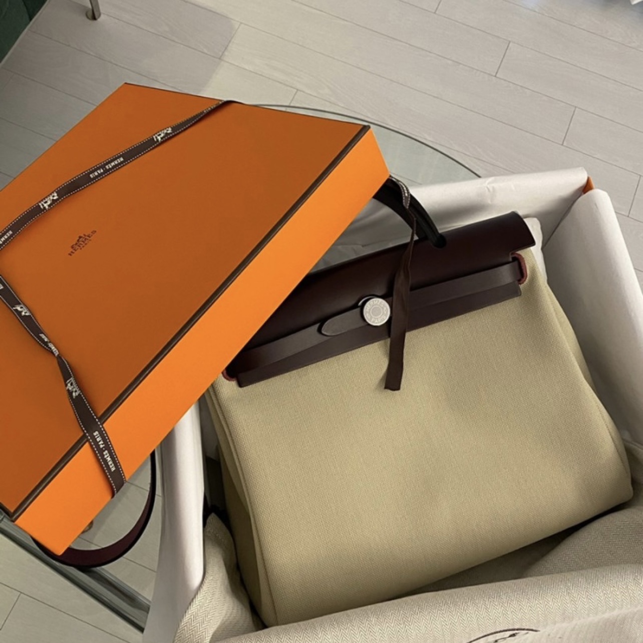 Hermes Herbag Zip 31 Bag Retourne & Gold Beton Rouge Sellier 착용 스타일 - 2