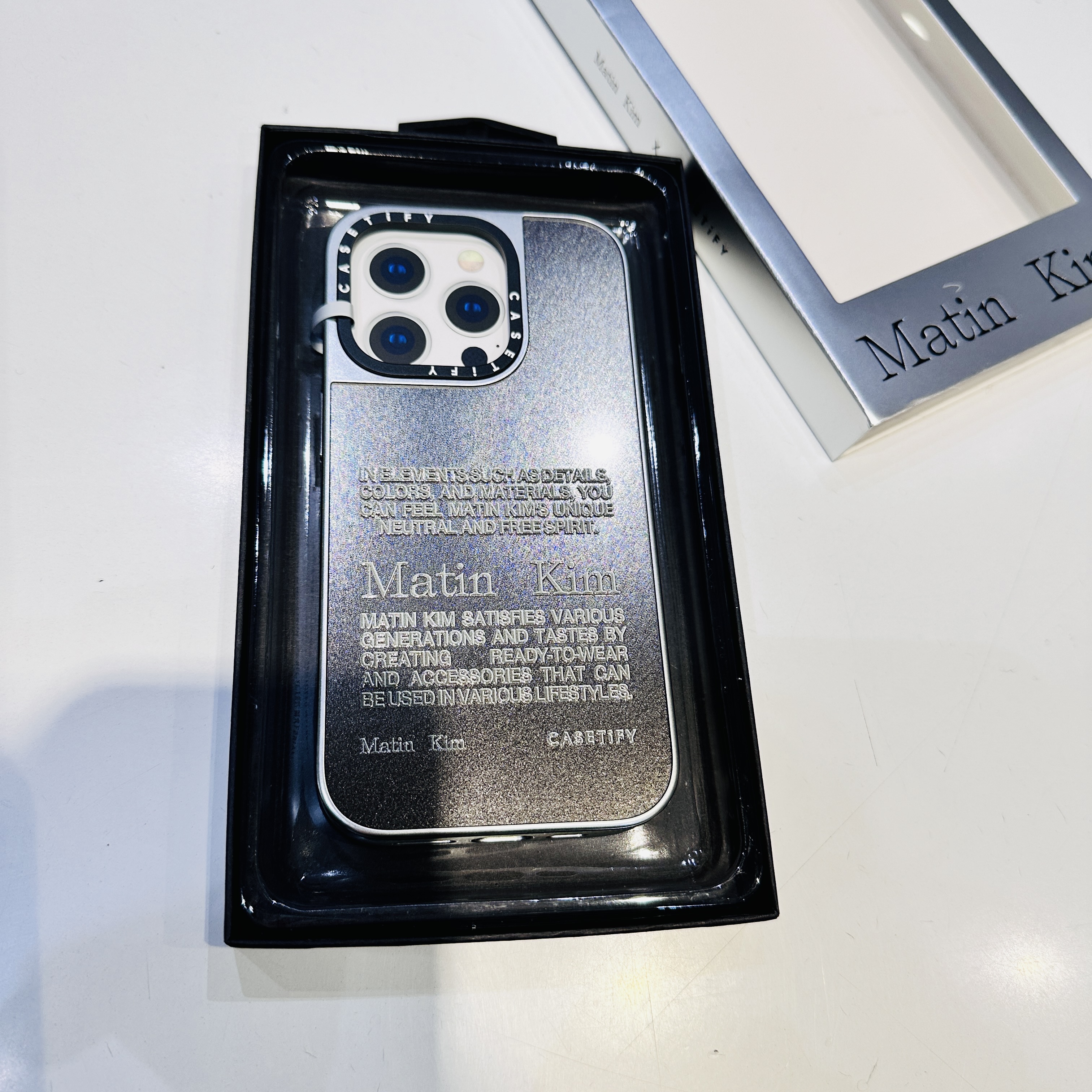 Casetify x Matin Kim iPhone Letter Magsafe Mirror Case Silver 착용 스타일 - 2