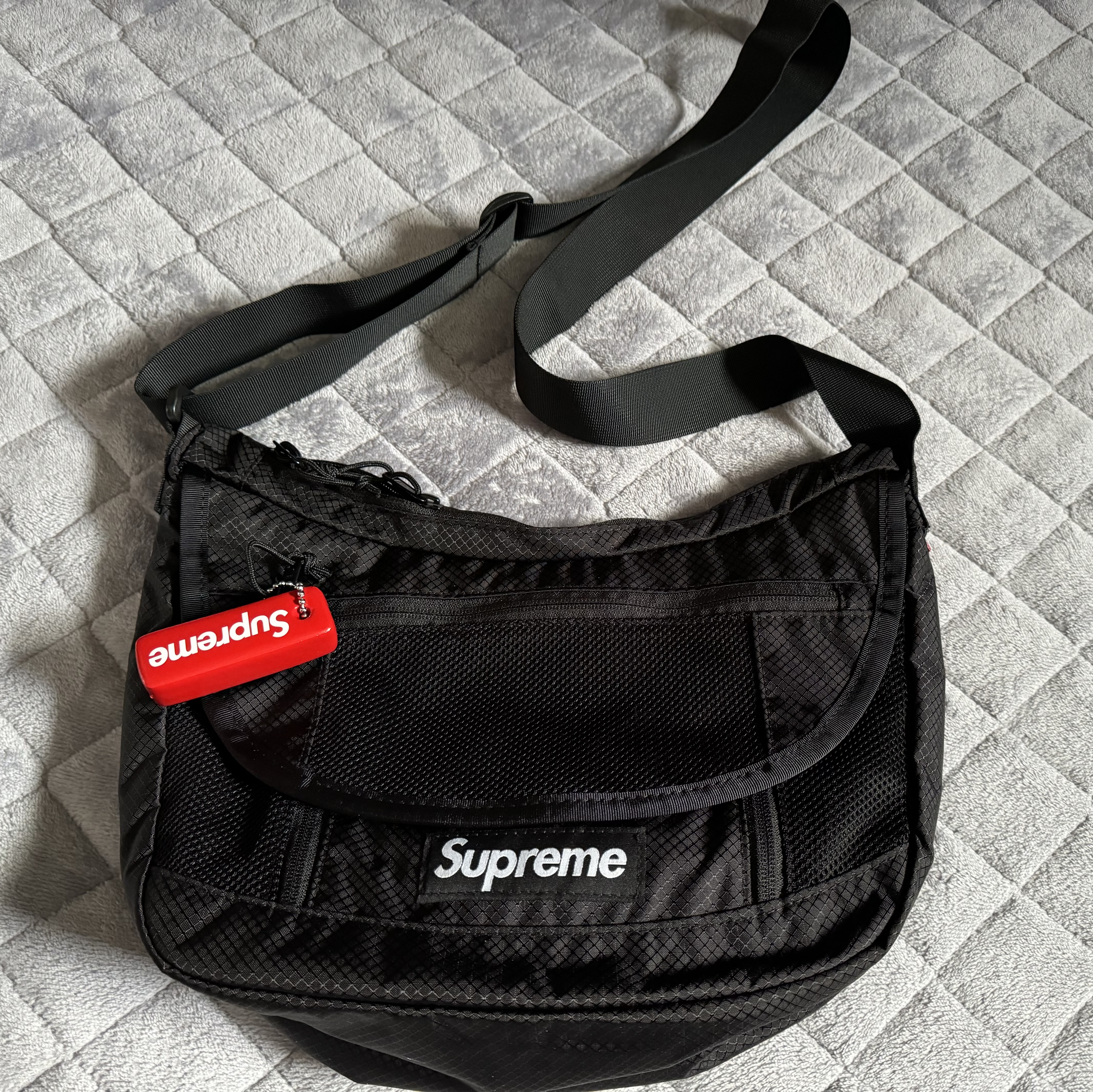 Supreme Small Messenger Bag Black - 22SS, Supreme Floating Keychain Red - 23FW 착용 스타일