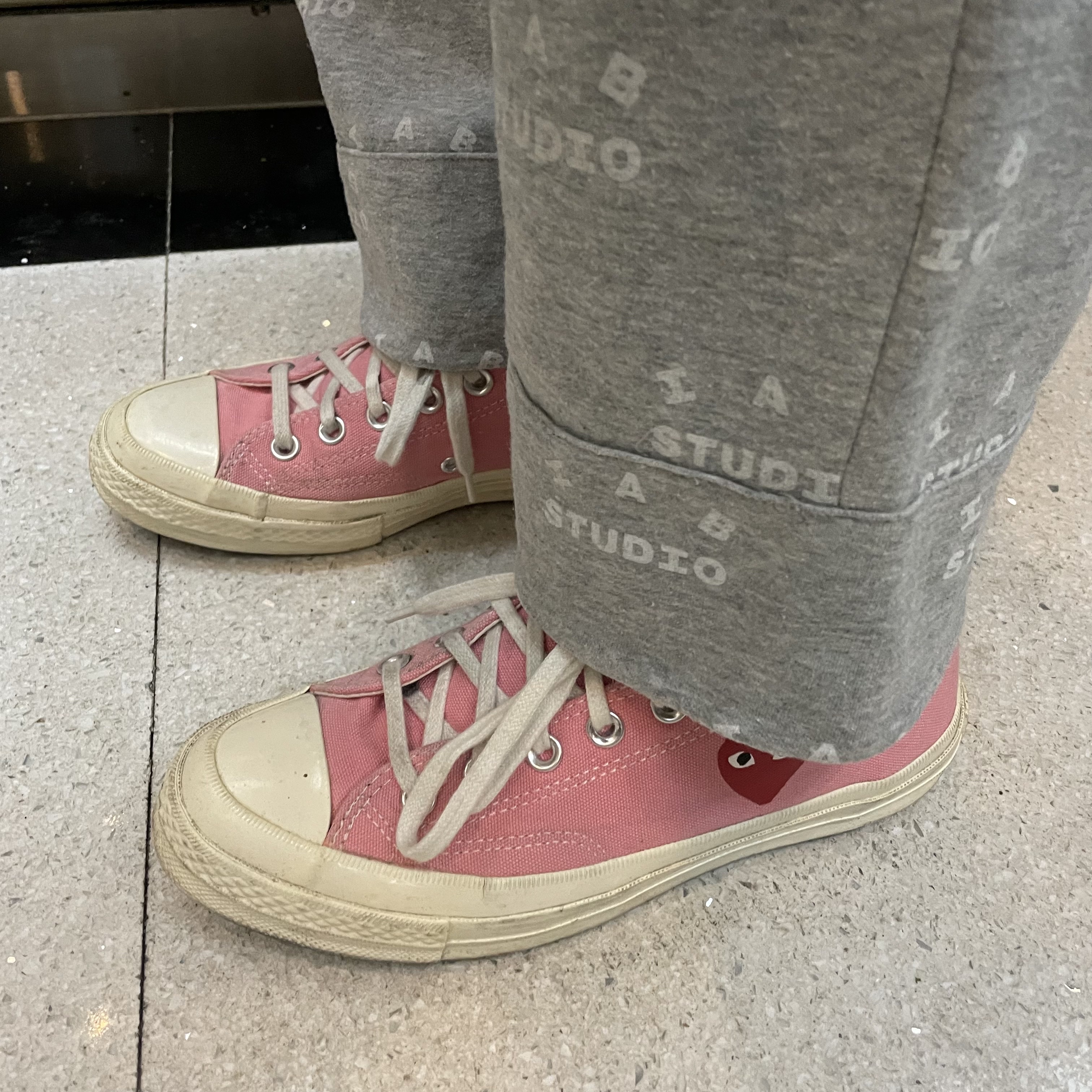 Converse x Play Comme des Garcons Chuck 70 Ox Bright Pink, IAB Studio At Home Pajama Set Gray 착용 스타일