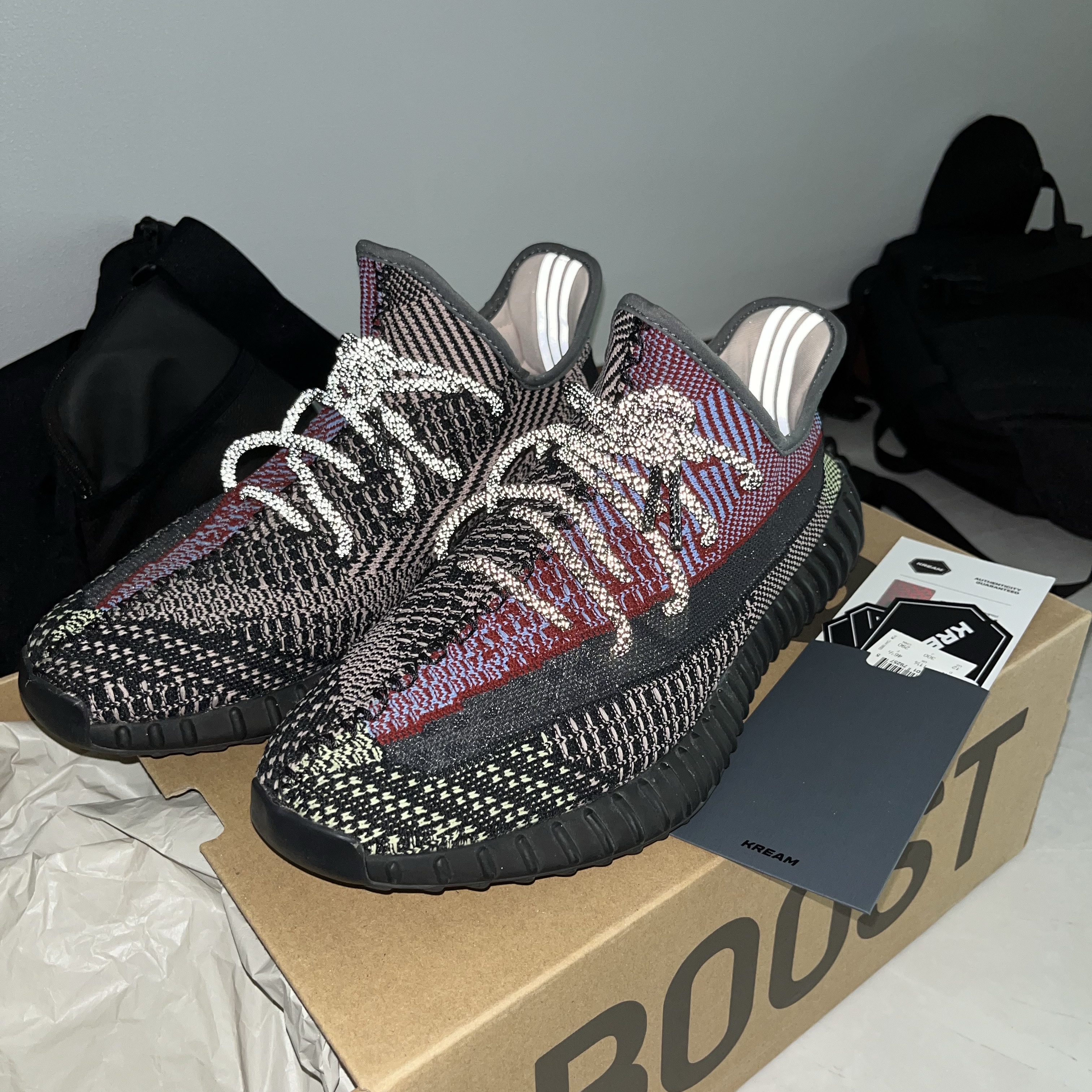 Adidas Yeezy Boost 350 V2 Yecheil - Non-Reflective 착용 스타일