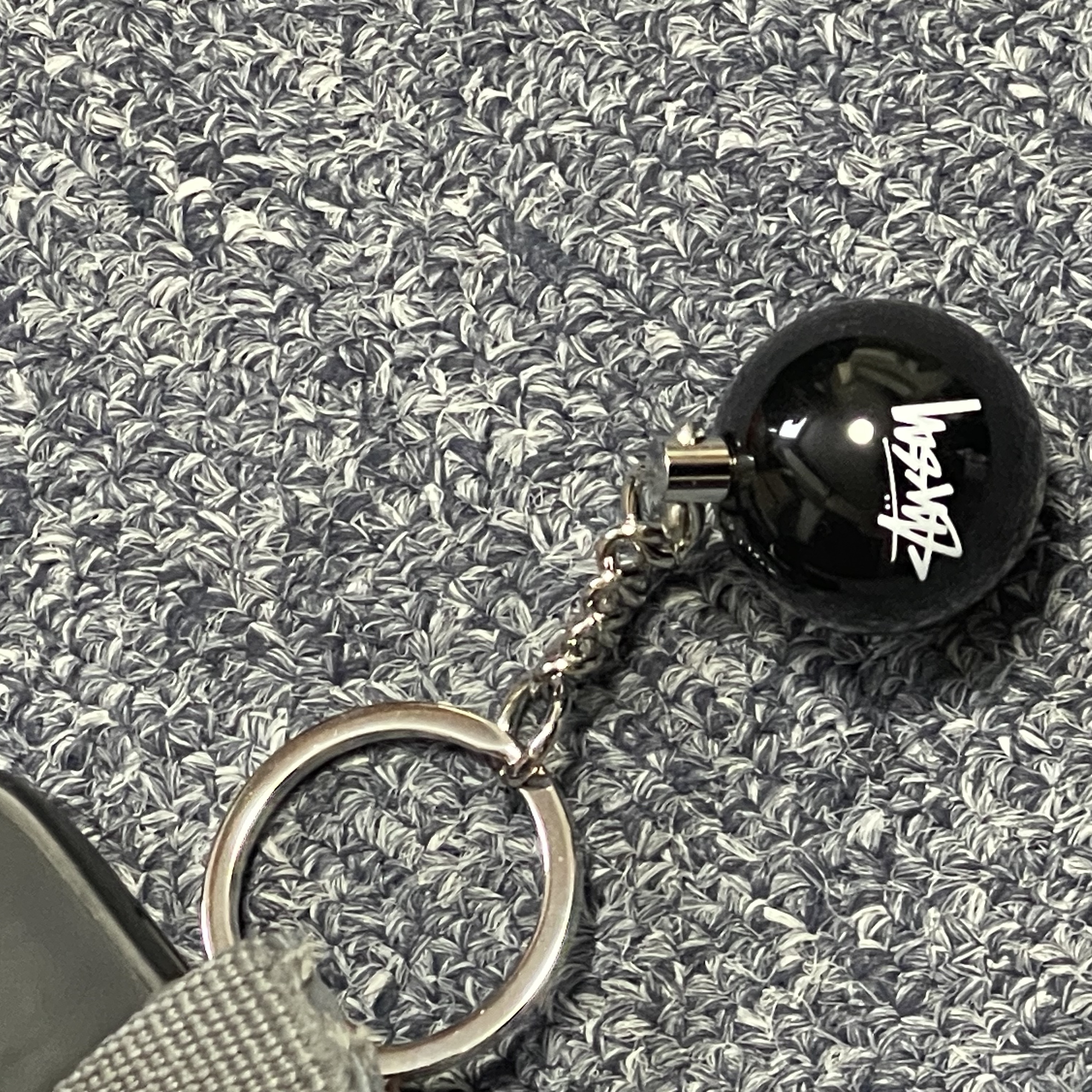Stussy 8 Ball Keychain Black 착용 스타일