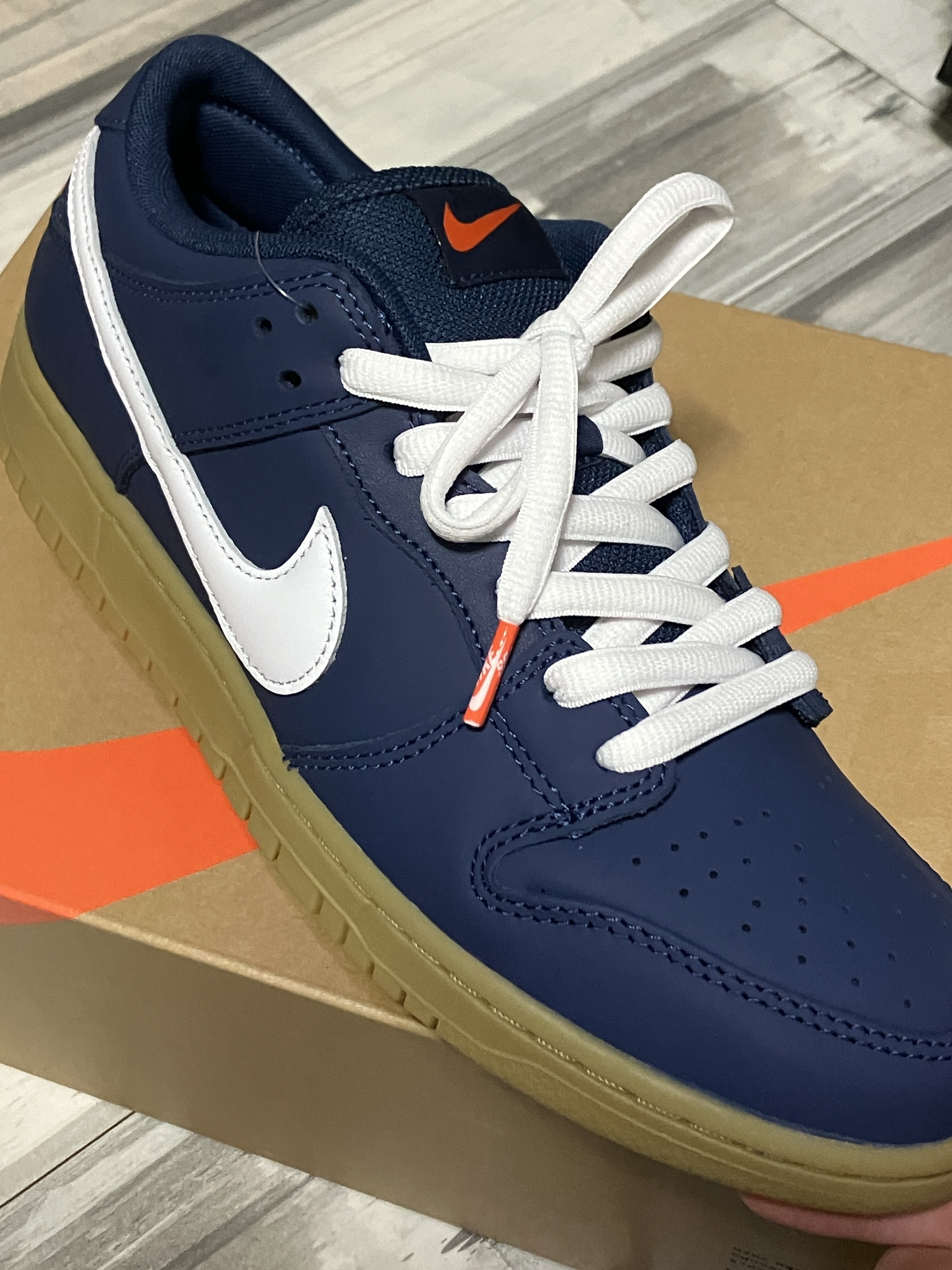 Nike SB Dunk Low Pro Navy Gum 착용 스타일 - 1