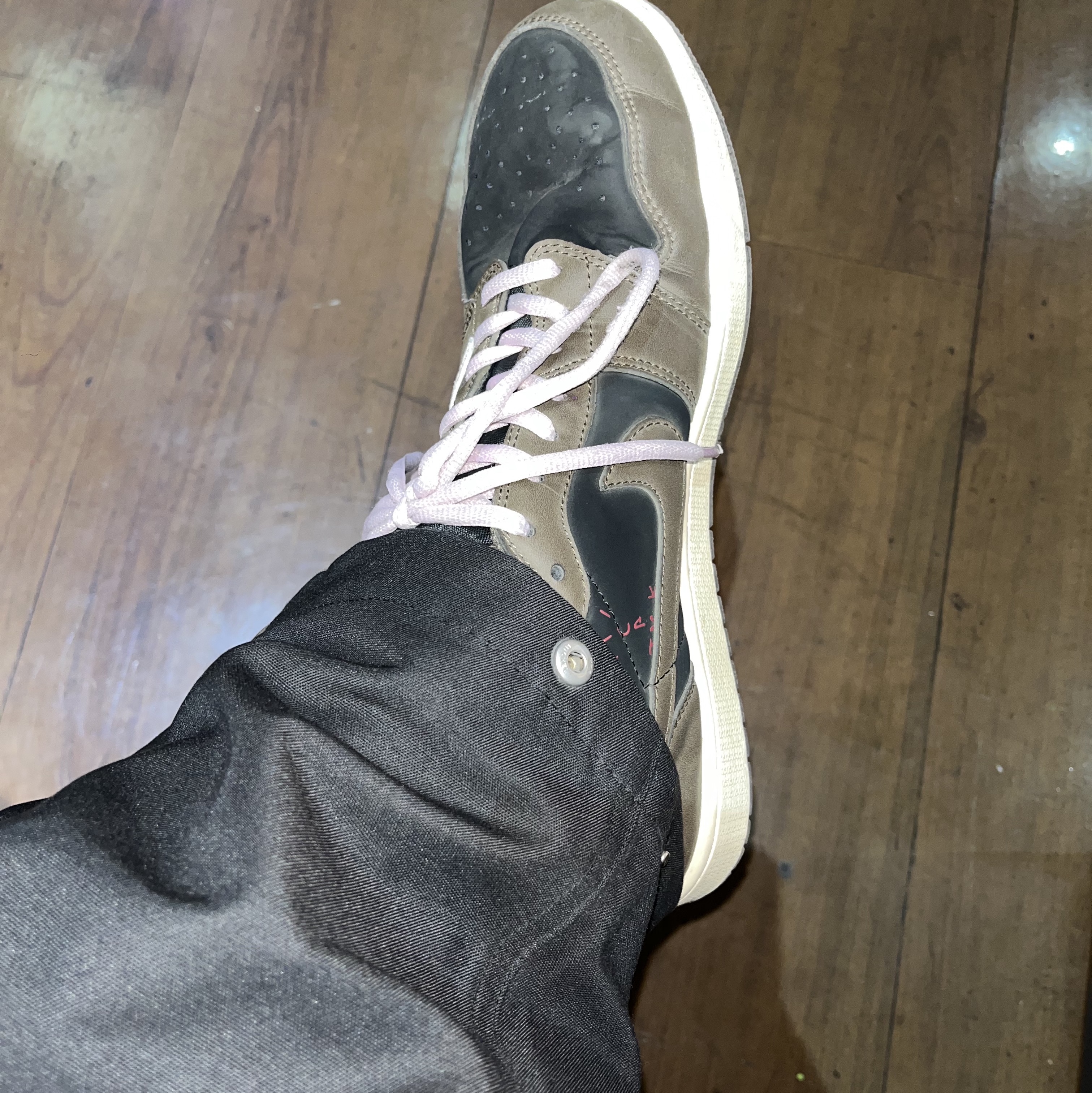 Jordan 1 x Travis Scott Retro Low OG SP Mocha 착용 스타일 - 3