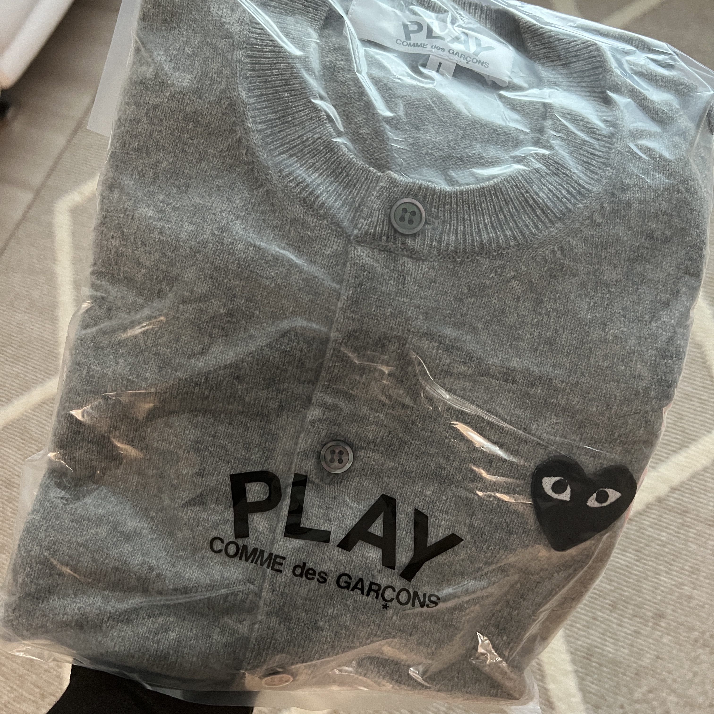 (W) Play Comme des Garcons Black Heart Knit Cardigan Grey 착용 스타일