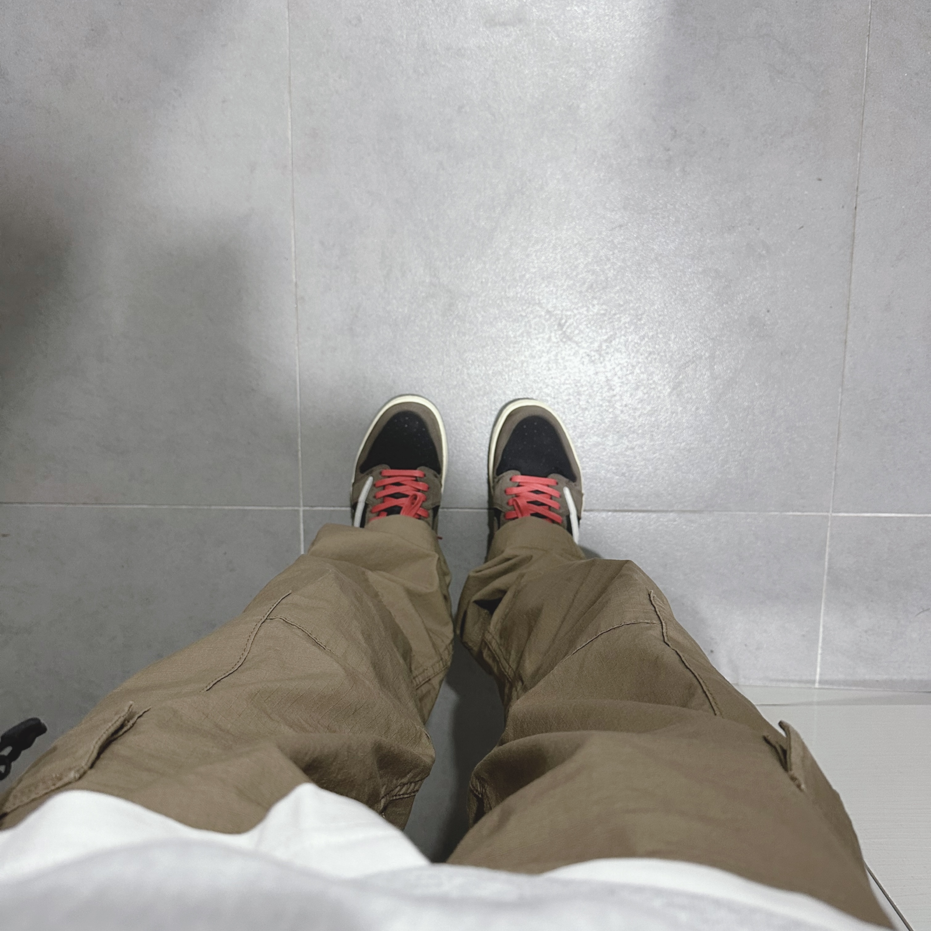 Supreme Box Logo Hooded Sweatshirt Ash Grey - 23FW, Jordan 1 x Travis Scott Retro Low OG SP Mocha 착용 스타일 - 3